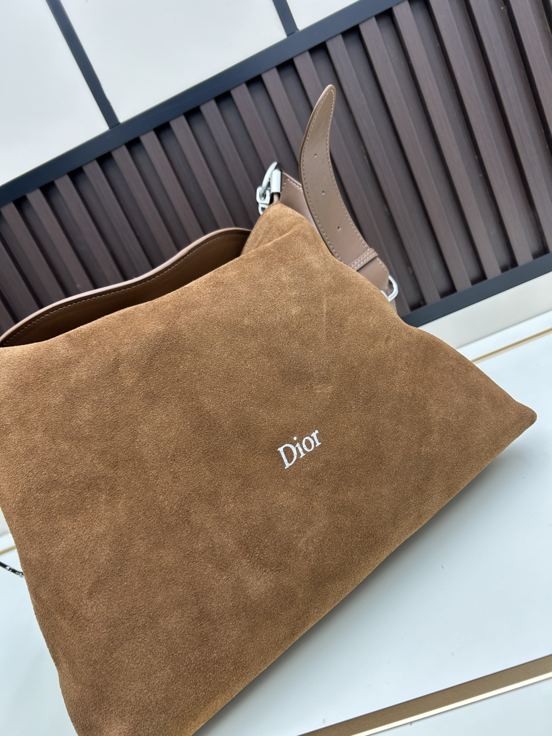 批300
全新磨砂系列焕新诠释品牌的隽永优雅风范和精湛工艺。这款系列肩背包匠心融棕磨砂压花，蕴大号半马衔扣造型品牌经典马术风格配件。
💐磨砂平纹
💐材质✨采用质感进口牛皮配真皮磨砂，对版打磨铜五金👏纹路清晰易见、质感细腻最高品质！
33x28x7cm