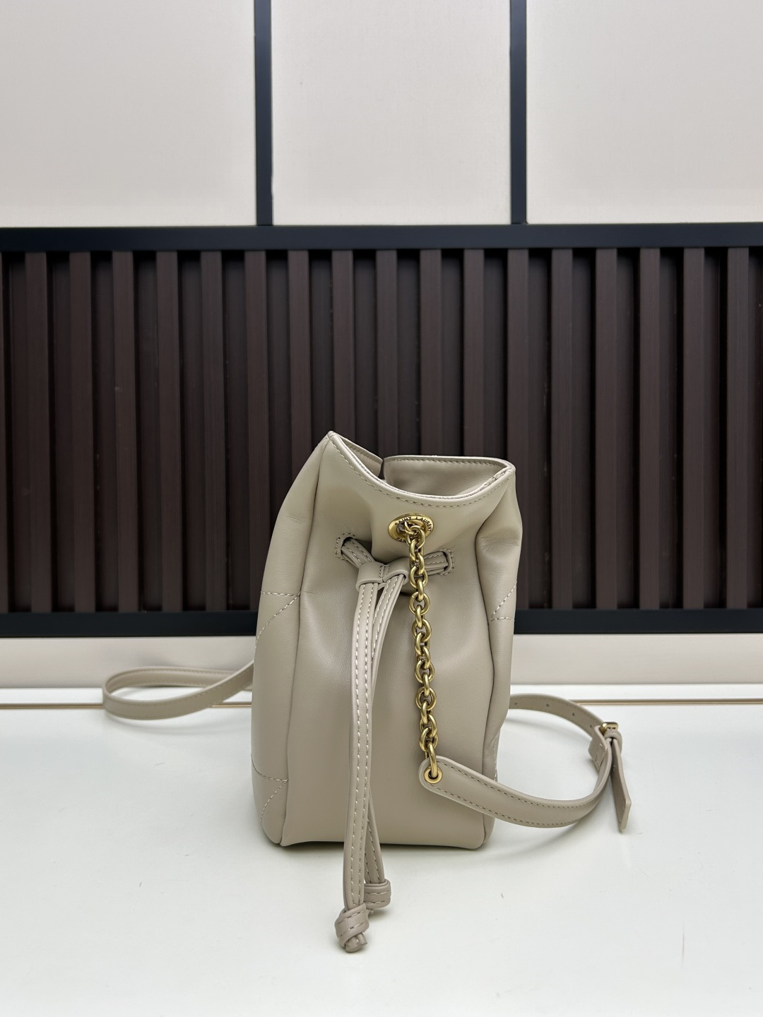 批270，340 👉小牛皮/古金🌈YSL 最新斜跨福袋迷你号出货了！福袋新尺寸好可爱，一起来种草吧。Jamie 4.3 large po设计师真的太懂消费者需要什么了吧🉑️很多托特包的设计都没法让颜值和实用性两者都兼得，但是！这只tote做到了！它包身轻，小巧可爱容量也是很OK哦。而且还很优雅！是有设计在线，且贵气满满的实用型tote，这是可以说的吗😍
尺寸：14.5&times;15.5&times;8cm，26-18-11cm