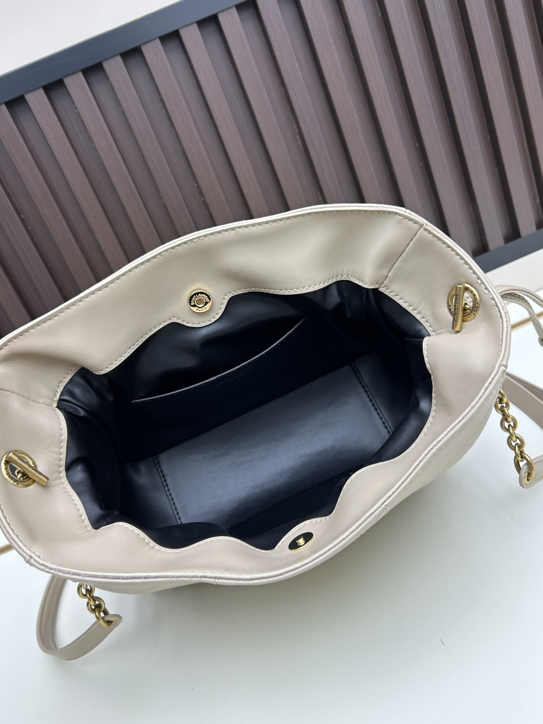 批270，340 👉小牛皮/古金🌈YSL 最新斜跨福袋迷你号出货了！福袋新尺寸好可爱，一起来种草吧。Jamie 4.3 large po设计师真的太懂消费者需要什么了吧🉑️很多托特包的设计都没法让颜值和实用性两者都兼得，但是！这只tote做到了！它包身轻，小巧可爱容量也是很OK哦。而且还很优雅！是有设计在线，且贵气满满的实用型tote，这是可以说的吗😍
尺寸：14.5&times;15.5&times;8cm，26-18-11cm