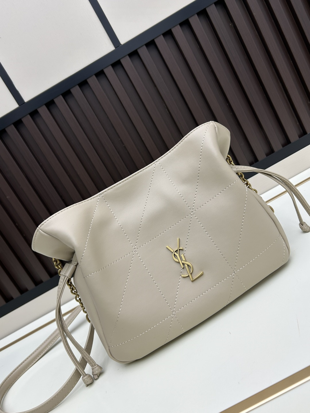 批270，340 👉小牛皮/古金🌈YSL 最新斜跨福袋迷你号出货了！福袋新尺寸好可爱，一起来种草吧。Jamie 4.3 large po设计师真的太懂消费者需要什么了吧🉑️很多托特包的设计都没法让颜值和实用性两者都兼得，但是！这只tote做到了！它包身轻，小巧可爱容量也是很OK哦。而且还很优雅！是有设计在线，且贵气满满的实用型tote，这是可以说的吗😍
尺寸：14.5&times;15.5&times;8cm，26-18-11cm