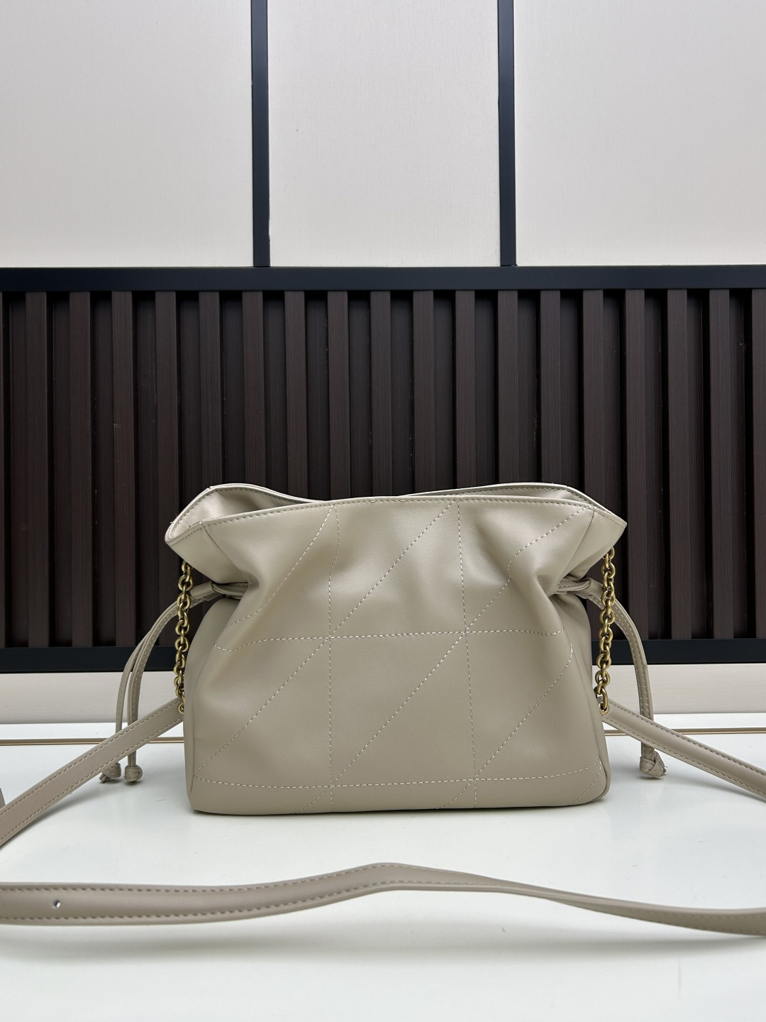 批270，340 👉小牛皮/古金🌈YSL 最新斜跨福袋迷你号出货了！福袋新尺寸好可爱，一起来种草吧。Jamie 4.3 large po设计师真的太懂消费者需要什么了吧🉑️很多托特包的设计都没法让颜值和实用性两者都兼得，但是！这只tote做到了！它包身轻，小巧可爱容量也是很OK哦。而且还很优雅！是有设计在线，且贵气满满的实用型tote，这是可以说的吗😍
尺寸：14.5&times;15.5&times;8cm，26-18-11cm