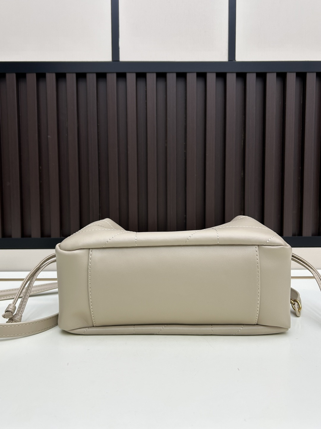 批270，340 👉小牛皮/古金🌈YSL 最新斜跨福袋迷你号出货了！福袋新尺寸好可爱，一起来种草吧。Jamie 4.3 large po设计师真的太懂消费者需要什么了吧🉑️很多托特包的设计都没法让颜值和实用性两者都兼得，但是！这只tote做到了！它包身轻，小巧可爱容量也是很OK哦。而且还很优雅！是有设计在线，且贵气满满的实用型tote，这是可以说的吗😍
尺寸：14.5&times;15.5&times;8cm，26-18-11cm