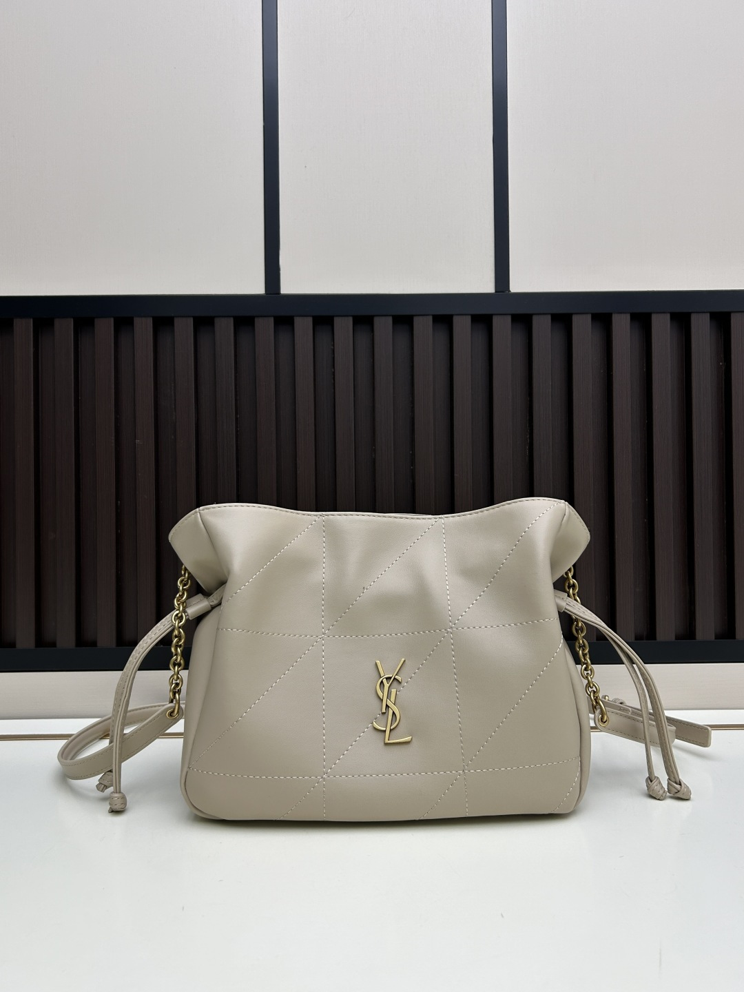 批270，340 👉小牛皮/古金🌈YSL 最新斜跨福袋迷你号出货了！福袋新尺寸好可爱，一起来种草吧。Jamie 4.3 large po设计师真的太懂消费者需要什么了吧🉑️很多托特包的设计都没法让颜值和实用性两者都兼得，但是！这只tote做到了！它包身轻，小巧可爱容量也是很OK哦。而且还很优雅！是有设计在线，且贵气满满的实用型tote，这是可以说的吗😍
尺寸：14.5&times;15.5&times;8cm，26-18-11cm