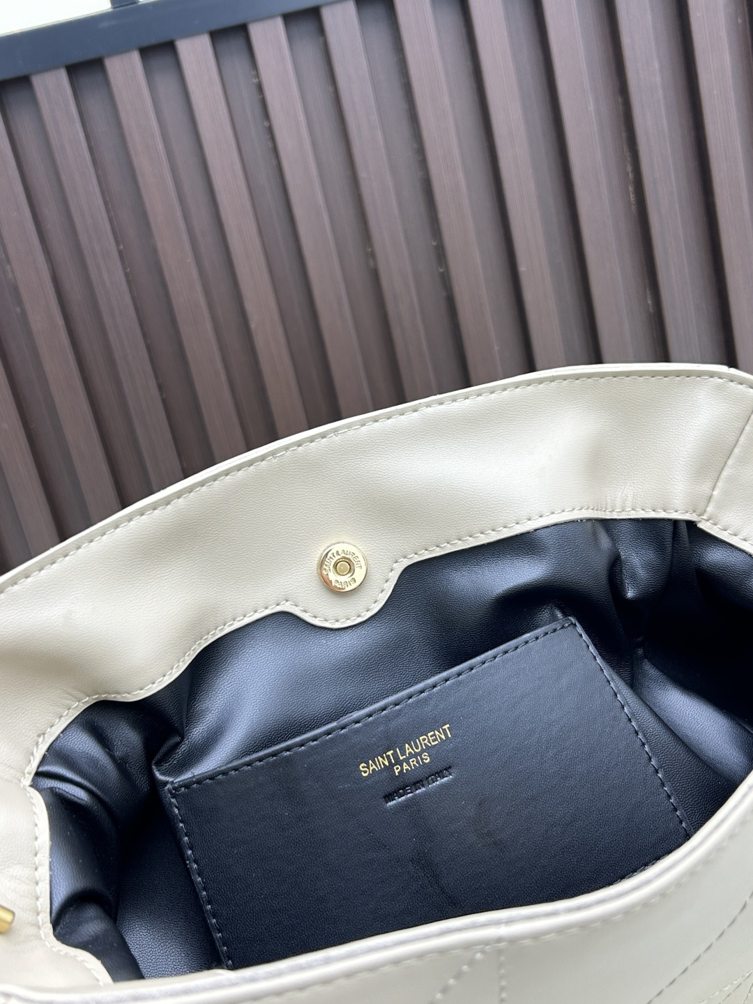 批270，340 👉小牛皮/古金🌈YSL 最新斜跨福袋迷你号出货了！福袋新尺寸好可爱，一起来种草吧。Jamie 4.3 large po设计师真的太懂消费者需要什么了吧🉑️很多托特包的设计都没法让颜值和实用性两者都兼得，但是！这只tote做到了！它包身轻，小巧可爱容量也是很OK哦。而且还很优雅！是有设计在线，且贵气满满的实用型tote，这是可以说的吗😍
尺寸：14.5&times;15.5&times;8cm，26-18-11cm