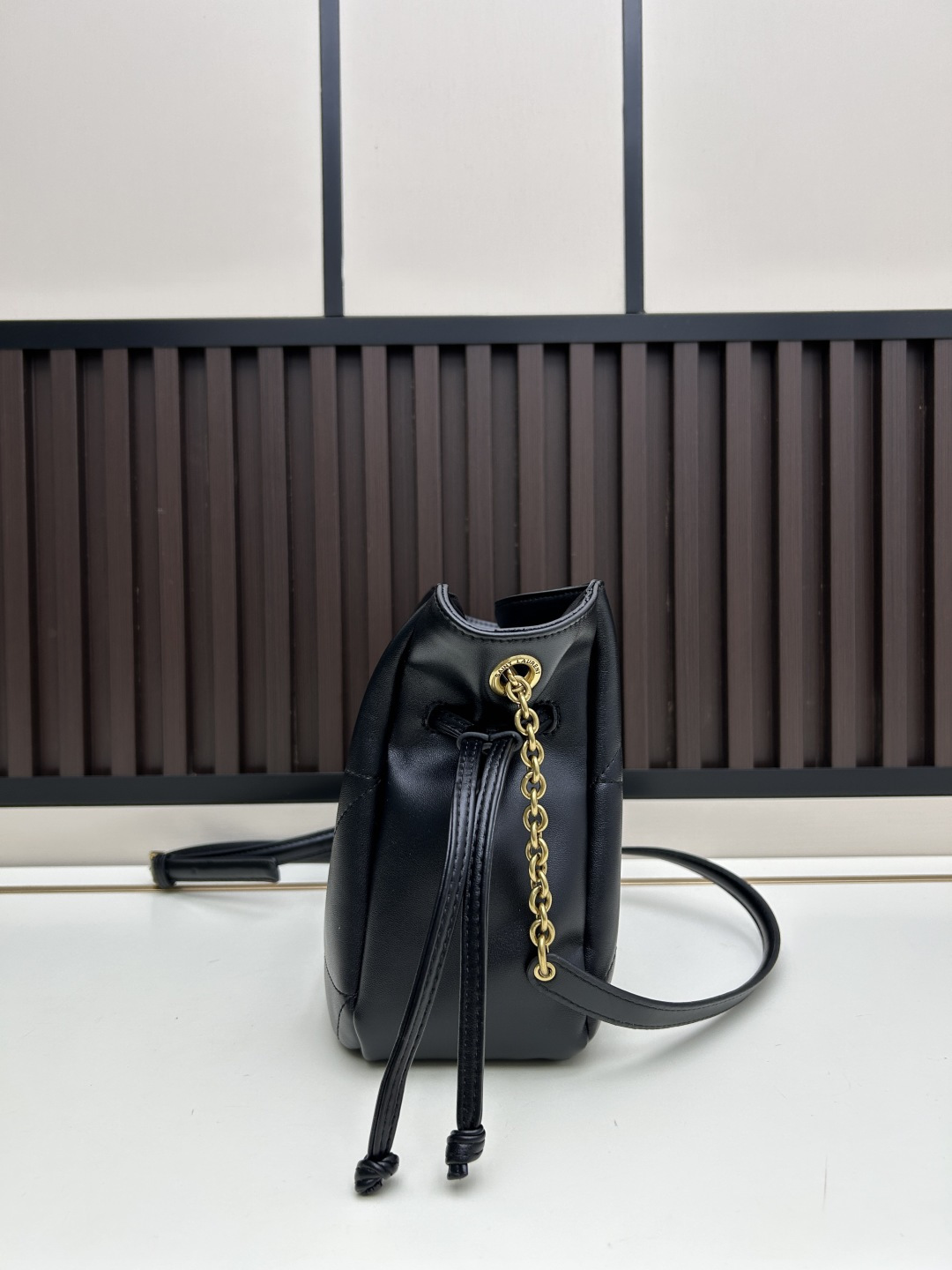 批270，340 👉小牛皮/古金🌈YSL 最新斜跨福袋迷你号出货了！福袋新尺寸好可爱，一起来种草吧。Jamie 4.3 large po设计师真的太懂消费者需要什么了吧🉑️很多托特包的设计都没法让颜值和实用性两者都兼得，但是！这只tote做到了！它包身轻，小巧可爱容量也是很OK哦。而且还很优雅！是有设计在线，且贵气满满的实用型tote，这是可以说的吗😍
尺寸：14.5&times;15.5&times;8cm，26-18-11cm