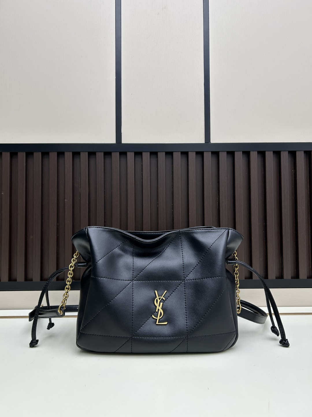 批270，340 👉小牛皮/古金🌈YSL 最新斜跨福袋迷你号出货了！福袋新尺寸好可爱，一起来种草吧。Jamie 4.3 large po设计师真的太懂消费者需要什么了吧🉑️很多托特包的设计都没法让颜值和实用性两者都兼得，但是！这只tote做到了！它包身轻，小巧可爱容量也是很OK哦。而且还很优雅！是有设计在线，且贵气满满的实用型tote，这是可以说的吗😍
尺寸：14.5&times;15.5&times;8cm，26-18-11cm