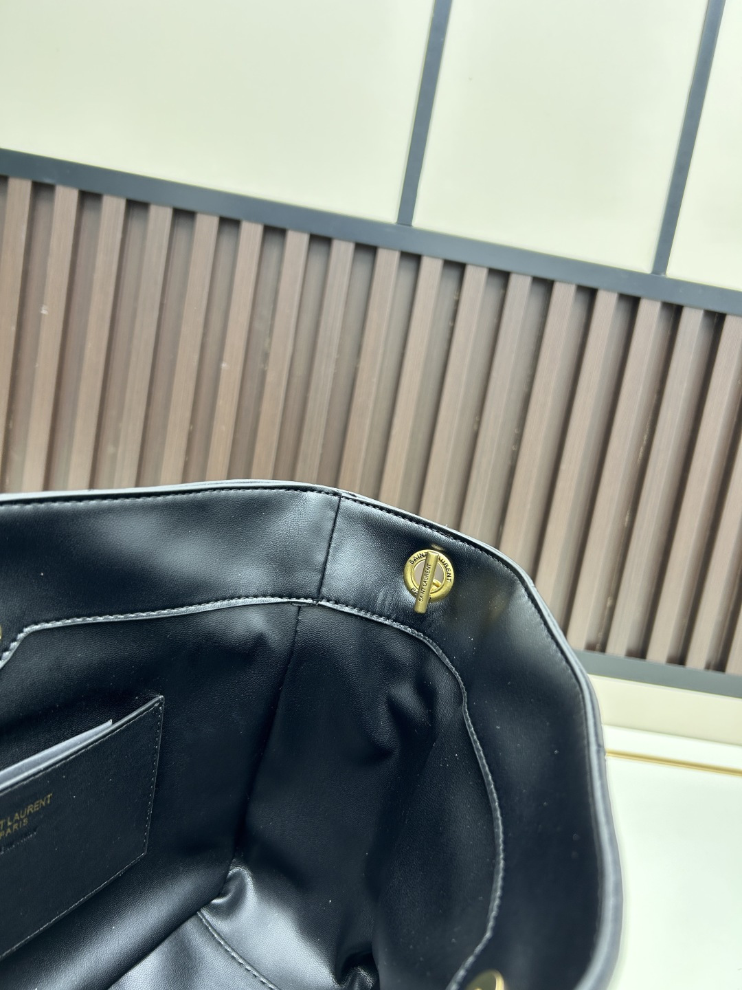 批270，340 👉小牛皮/古金🌈YSL 最新斜跨福袋迷你号出货了！福袋新尺寸好可爱，一起来种草吧。Jamie 4.3 large po设计师真的太懂消费者需要什么了吧🉑️很多托特包的设计都没法让颜值和实用性两者都兼得，但是！这只tote做到了！它包身轻，小巧可爱容量也是很OK哦。而且还很优雅！是有设计在线，且贵气满满的实用型tote，这是可以说的吗😍
尺寸：14.5&times;15.5&times;8cm，26-18-11cm