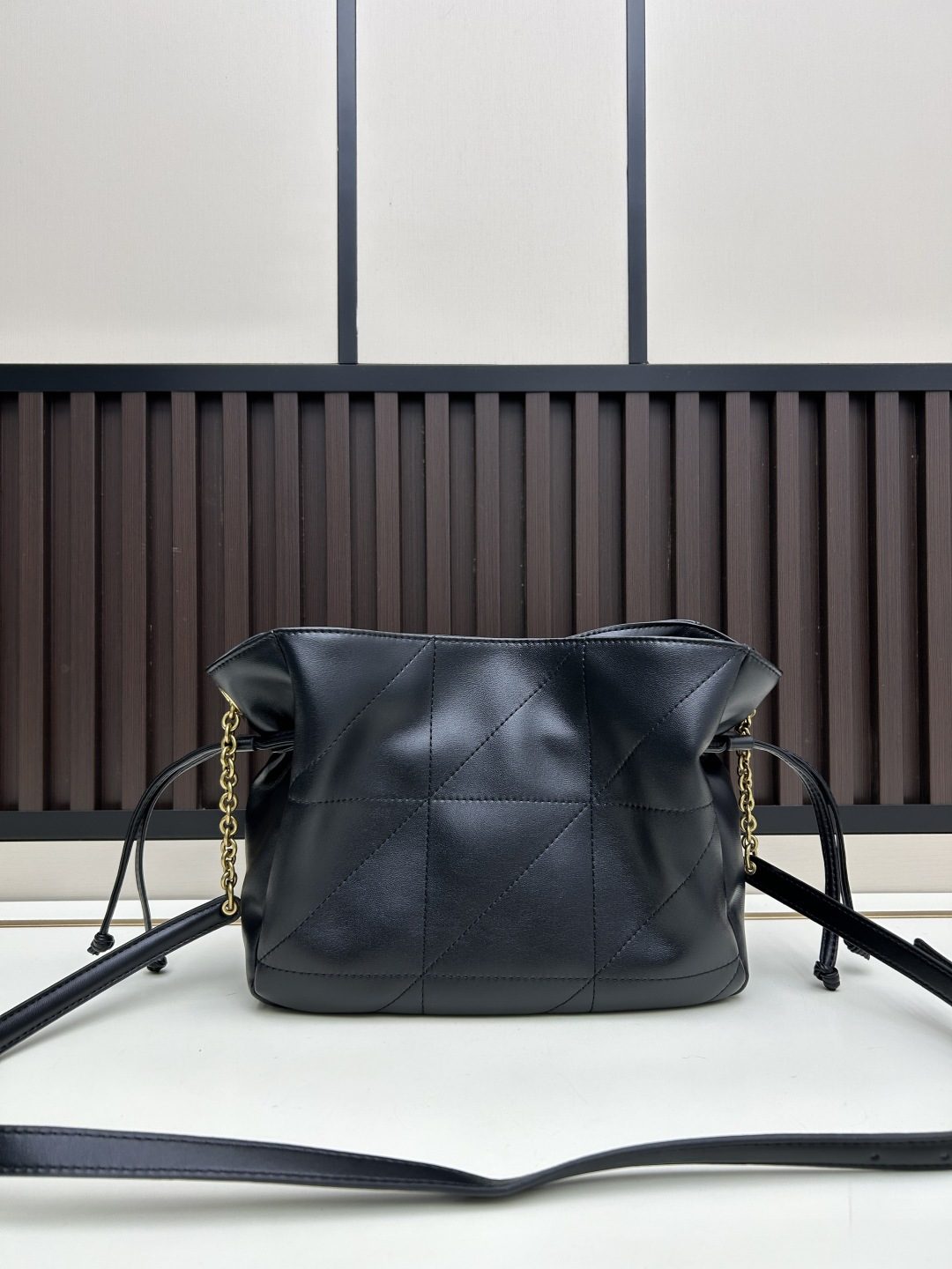 批270，340 👉小牛皮/古金🌈YSL 最新斜跨福袋迷你号出货了！福袋新尺寸好可爱，一起来种草吧。Jamie 4.3 large po设计师真的太懂消费者需要什么了吧🉑️很多托特包的设计都没法让颜值和实用性两者都兼得，但是！这只tote做到了！它包身轻，小巧可爱容量也是很OK哦。而且还很优雅！是有设计在线，且贵气满满的实用型tote，这是可以说的吗😍
尺寸：14.5&times;15.5&times;8cm，26-18-11cm