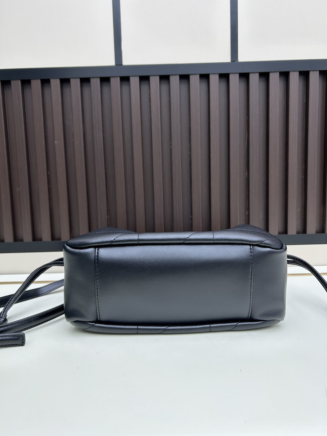 批270，340 👉小牛皮/古金🌈YSL 最新斜跨福袋迷你号出货了！福袋新尺寸好可爱，一起来种草吧。Jamie 4.3 large po设计师真的太懂消费者需要什么了吧🉑️很多托特包的设计都没法让颜值和实用性两者都兼得，但是！这只tote做到了！它包身轻，小巧可爱容量也是很OK哦。而且还很优雅！是有设计在线，且贵气满满的实用型tote，这是可以说的吗😍
尺寸：14.5&times;15.5&times;8cm，26-18-11cm