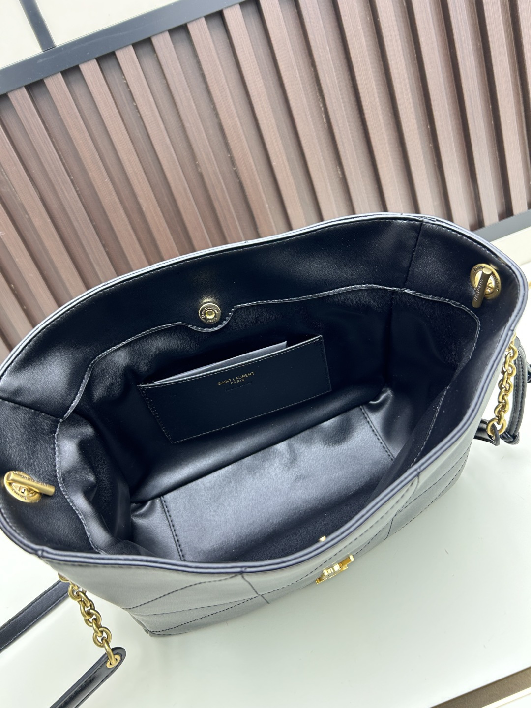 批270，340 👉小牛皮/古金🌈YSL 最新斜跨福袋迷你号出货了！福袋新尺寸好可爱，一起来种草吧。Jamie 4.3 large po设计师真的太懂消费者需要什么了吧🉑️很多托特包的设计都没法让颜值和实用性两者都兼得，但是！这只tote做到了！它包身轻，小巧可爱容量也是很OK哦。而且还很优雅！是有设计在线，且贵气满满的实用型tote，这是可以说的吗😍
尺寸：14.5&times;15.5&times;8cm，26-18-11cm