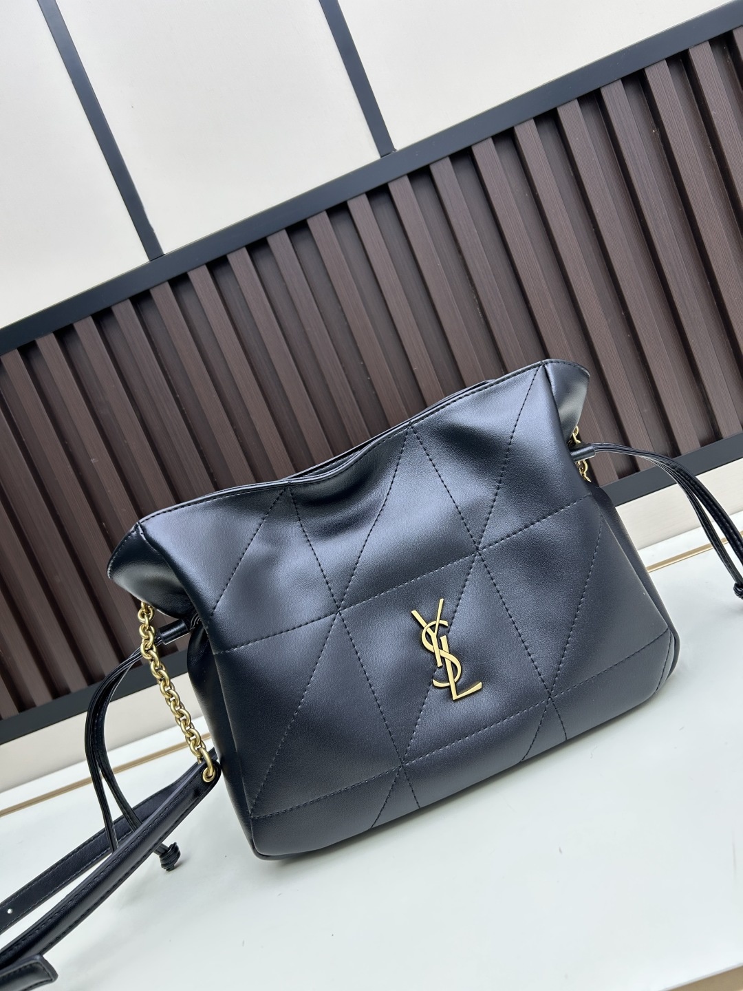 批270，340 👉小牛皮/古金🌈YSL 最新斜跨福袋迷你号出货了！福袋新尺寸好可爱，一起来种草吧。Jamie 4.3 large po设计师真的太懂消费者需要什么了吧🉑️很多托特包的设计都没法让颜值和实用性两者都兼得，但是！这只tote做到了！它包身轻，小巧可爱容量也是很OK哦。而且还很优雅！是有设计在线，且贵气满满的实用型tote，这是可以说的吗😍
尺寸：14.5&times;15.5&times;8cm，26-18-11cm