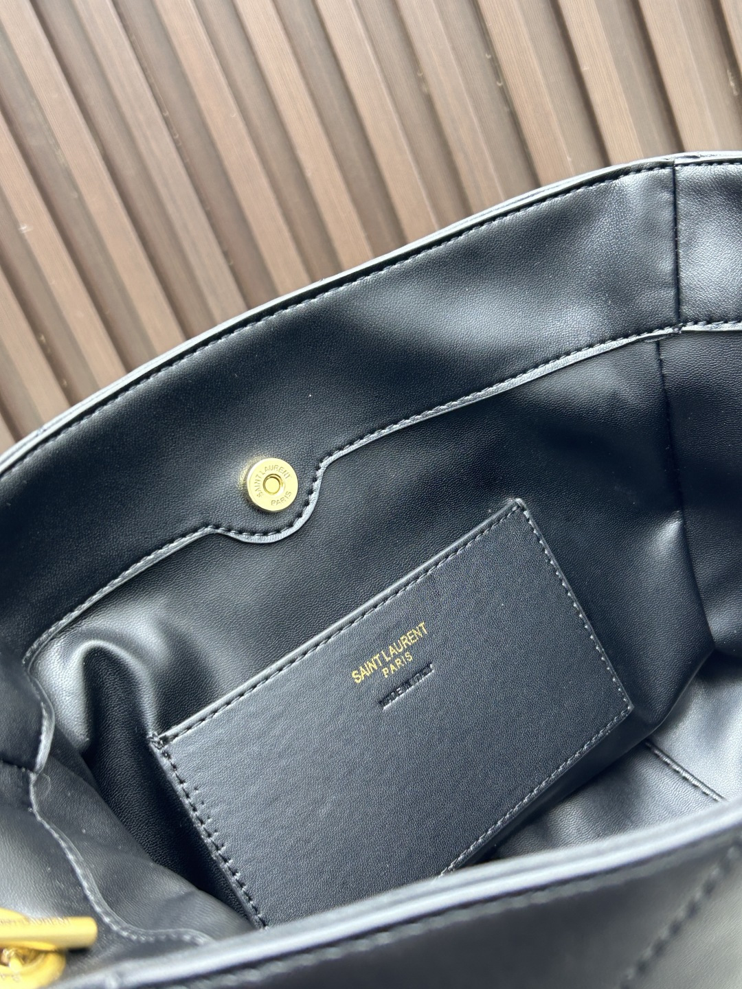 批270，340 👉小牛皮/古金🌈YSL 最新斜跨福袋迷你号出货了！福袋新尺寸好可爱，一起来种草吧。Jamie 4.3 large po设计师真的太懂消费者需要什么了吧🉑️很多托特包的设计都没法让颜值和实用性两者都兼得，但是！这只tote做到了！它包身轻，小巧可爱容量也是很OK哦。而且还很优雅！是有设计在线，且贵气满满的实用型tote，这是可以说的吗😍
尺寸：14.5&times;15.5&times;8cm，26-18-11cm