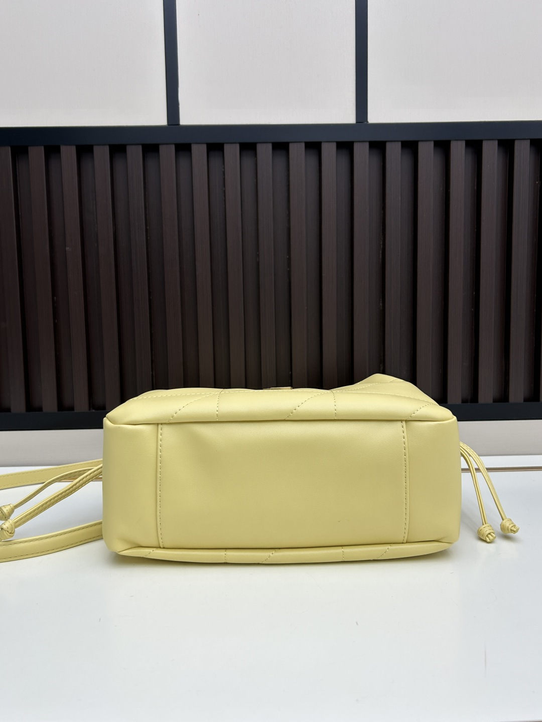 批270，340 👉小牛皮/古金🌈YSL 最新斜跨福袋迷你号出货了！福袋新尺寸好可爱，一起来种草吧。Jamie 4.3 large po设计师真的太懂消费者需要什么了吧🉑️很多托特包的设计都没法让颜值和实用性两者都兼得，但是！这只tote做到了！它包身轻，小巧可爱容量也是很OK哦。而且还很优雅！是有设计在线，且贵气满满的实用型tote，这是可以说的吗😍
尺寸：14.5&times;15.5&times;8cm，26-18-11cm