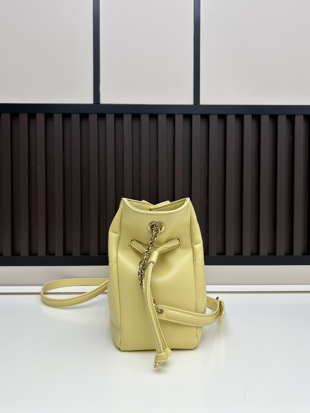 批270，340 👉小牛皮/古金🌈YSL 最新斜跨福袋迷你号出货了！福袋新尺寸好可爱，一起来种草吧。Jamie 4.3 large po设计师真的太懂消费者需要什么了吧🉑️很多托特包的设计都没法让颜值和实用性两者都兼得，但是！这只tote做到了！它包身轻，小巧可爱容量也是很OK哦。而且还很优雅！是有设计在线，且贵气满满的实用型tote，这是可以说的吗😍
尺寸：14.5&times;15.5&times;8cm，26-18-11cm