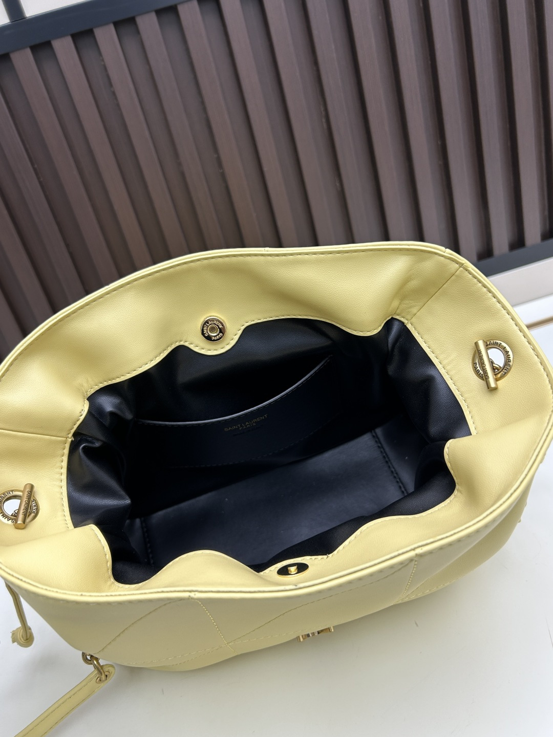 批270，340 👉小牛皮/古金🌈YSL 最新斜跨福袋迷你号出货了！福袋新尺寸好可爱，一起来种草吧。Jamie 4.3 large po设计师真的太懂消费者需要什么了吧🉑️很多托特包的设计都没法让颜值和实用性两者都兼得，但是！这只tote做到了！它包身轻，小巧可爱容量也是很OK哦。而且还很优雅！是有设计在线，且贵气满满的实用型tote，这是可以说的吗😍
尺寸：14.5&times;15.5&times;8cm，26-18-11cm