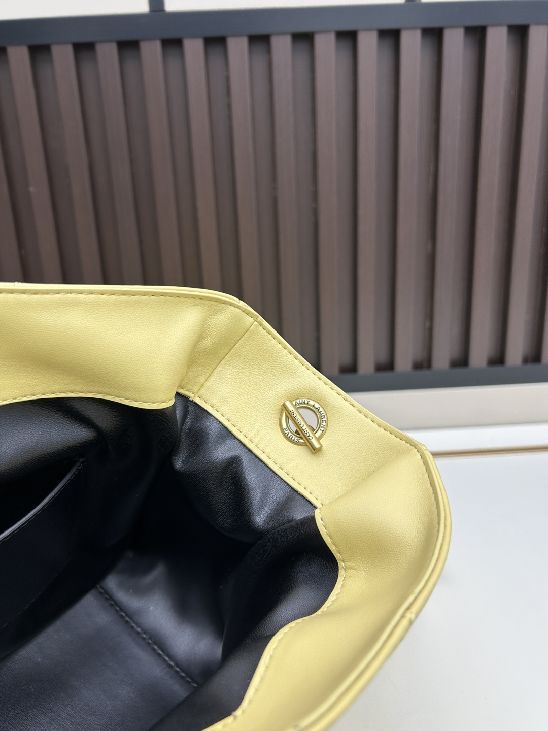 批270，340 👉小牛皮/古金🌈YSL 最新斜跨福袋迷你号出货了！福袋新尺寸好可爱，一起来种草吧。Jamie 4.3 large po设计师真的太懂消费者需要什么了吧🉑️很多托特包的设计都没法让颜值和实用性两者都兼得，但是！这只tote做到了！它包身轻，小巧可爱容量也是很OK哦。而且还很优雅！是有设计在线，且贵气满满的实用型tote，这是可以说的吗😍
尺寸：14.5&times;15.5&times;8cm，26-18-11cm