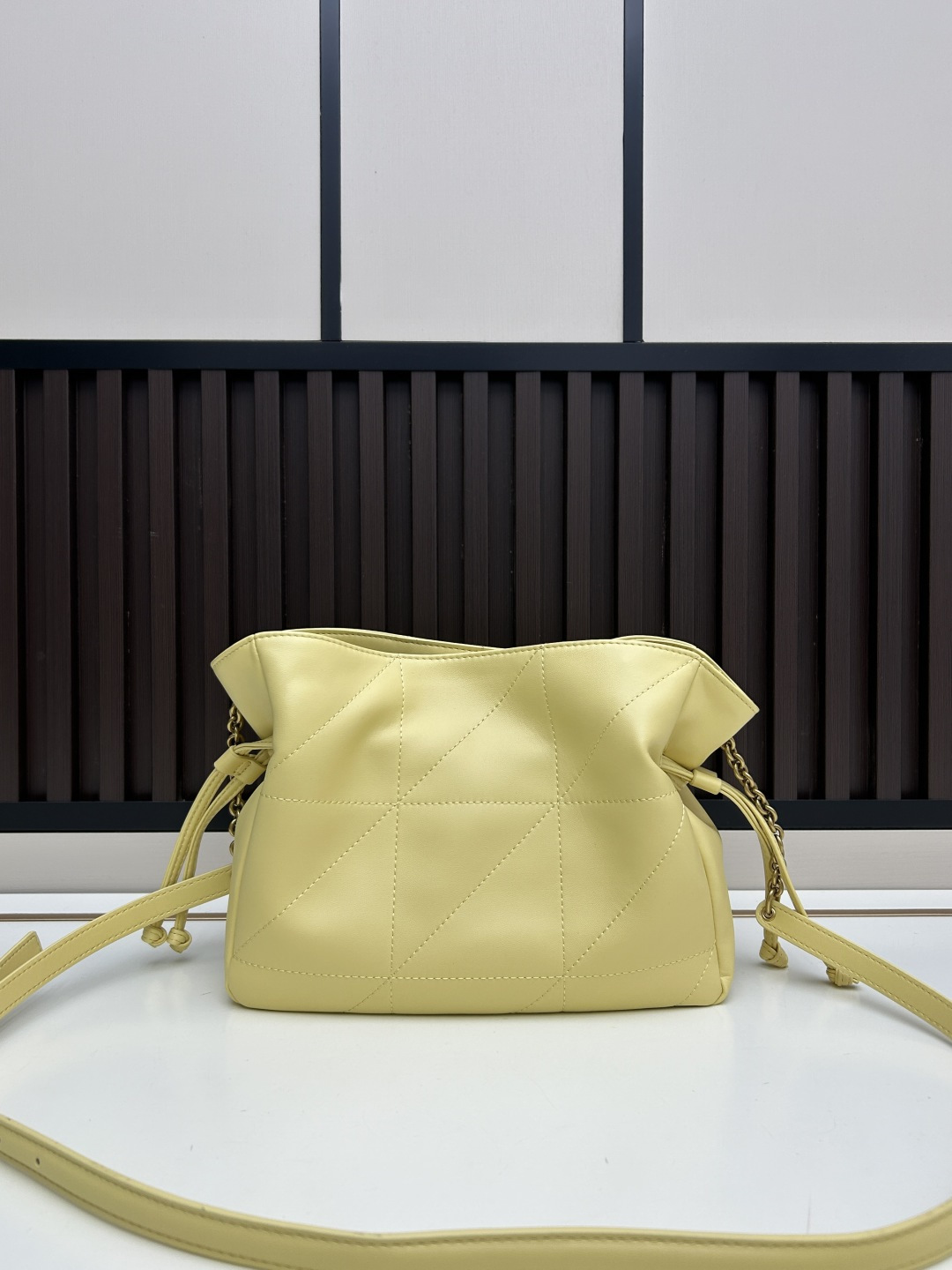 批270，340 👉小牛皮/古金🌈YSL 最新斜跨福袋迷你号出货了！福袋新尺寸好可爱，一起来种草吧。Jamie 4.3 large po设计师真的太懂消费者需要什么了吧🉑️很多托特包的设计都没法让颜值和实用性两者都兼得，但是！这只tote做到了！它包身轻，小巧可爱容量也是很OK哦。而且还很优雅！是有设计在线，且贵气满满的实用型tote，这是可以说的吗😍
尺寸：14.5&times;15.5&times;8cm，26-18-11cm