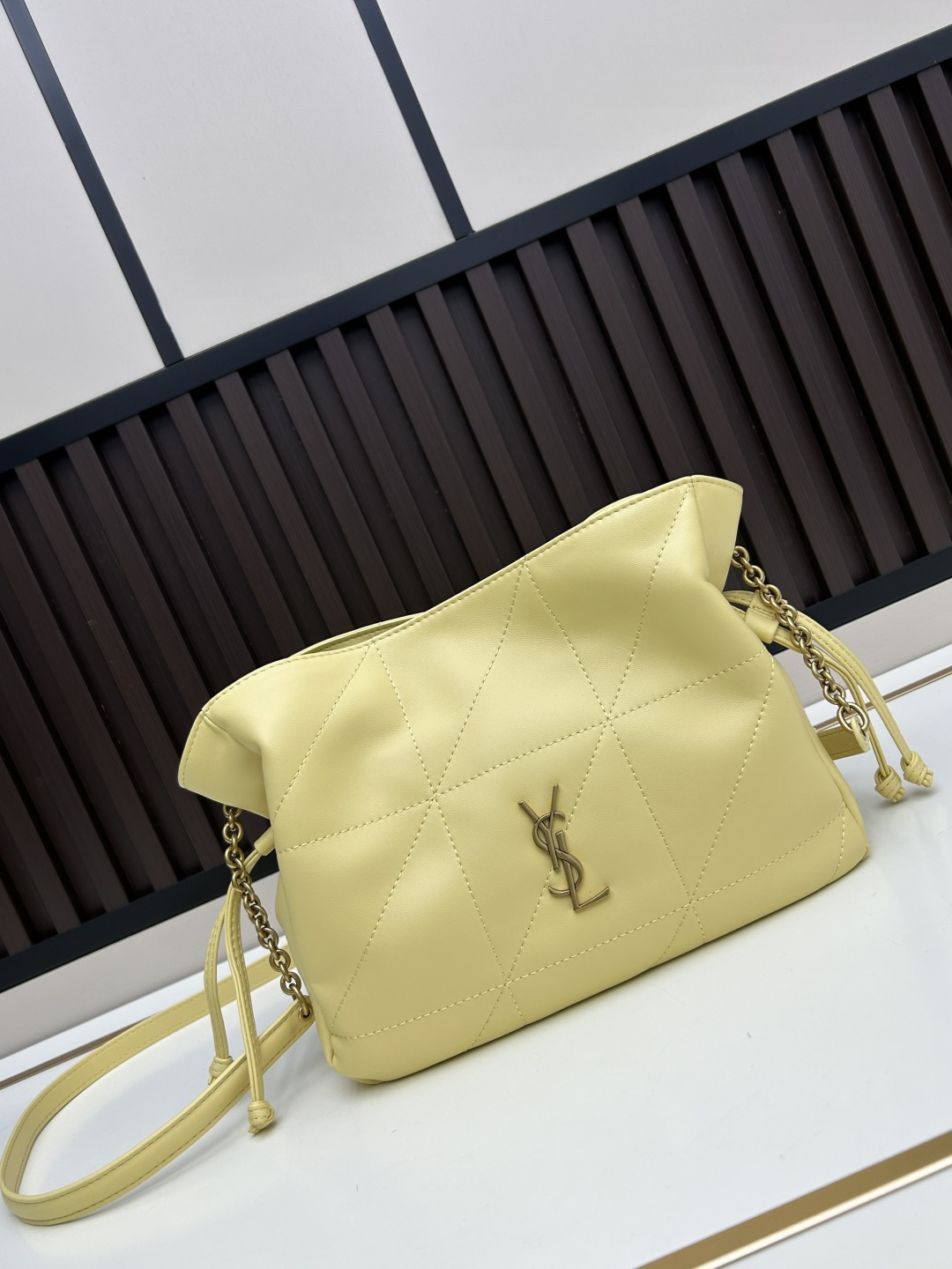 批270，340 👉小牛皮/古金🌈YSL 最新斜跨福袋迷你号出货了！福袋新尺寸好可爱，一起来种草吧。Jamie 4.3 large po设计师真的太懂消费者需要什么了吧🉑️很多托特包的设计都没法让颜值和实用性两者都兼得，但是！这只tote做到了！它包身轻，小巧可爱容量也是很OK哦。而且还很优雅！是有设计在线，且贵气满满的实用型tote，这是可以说的吗😍
尺寸：14.5&times;15.5&times;8cm，26-18-11cm