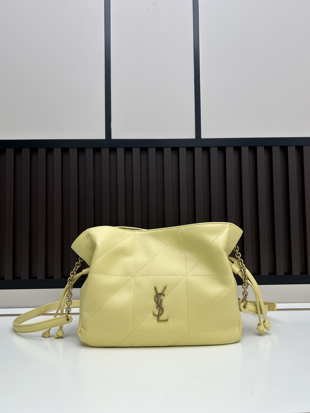 批270，340 👉小牛皮/古金🌈YSL 最新斜跨福袋迷你号出货了！福袋新尺寸好可爱，一起来种草吧。Jamie 4.3 large po设计师真的太懂消费者需要什么了吧🉑️很多托特包的设计都没法让颜值和实用性两者都兼得，但是！这只tote做到了！它包身轻，小巧可爱容量也是很OK哦。而且还很优雅！是有设计在线，且贵气满满的实用型tote，这是可以说的吗😍
尺寸：14.5&times;15.5&times;8cm，26-18-11cm