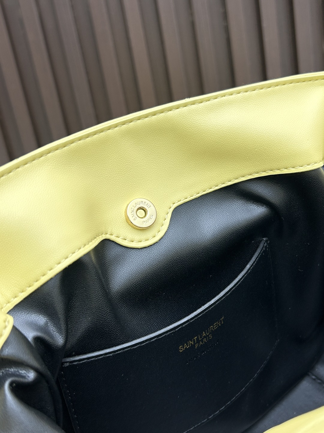 批270，340 👉小牛皮/古金🌈YSL 最新斜跨福袋迷你号出货了！福袋新尺寸好可爱，一起来种草吧。Jamie 4.3 large po设计师真的太懂消费者需要什么了吧🉑️很多托特包的设计都没法让颜值和实用性两者都兼得，但是！这只tote做到了！它包身轻，小巧可爱容量也是很OK哦。而且还很优雅！是有设计在线，且贵气满满的实用型tote，这是可以说的吗😍
尺寸：14.5&times;15.5&times;8cm，26-18-11cm