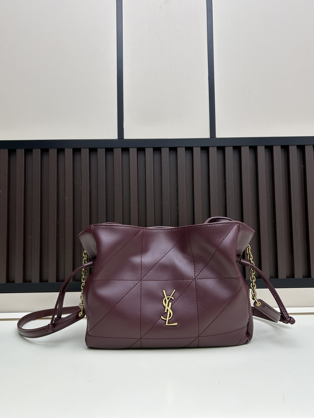 批270，340 👉小牛皮/古金🌈YSL 最新斜跨福袋迷你号出货了！福袋新尺寸好可爱，一起来种草吧。Jamie 4.3 large po设计师真的太懂消费者需要什么了吧🉑️很多托特包的设计都没法让颜值和实用性两者都兼得，但是！这只tote做到了！它包身轻，小巧可爱容量也是很OK哦。而且还很优雅！是有设计在线，且贵气满满的实用型tote，这是可以说的吗😍
尺寸：14.5&times;15.5&times;8cm，26-18-11cm