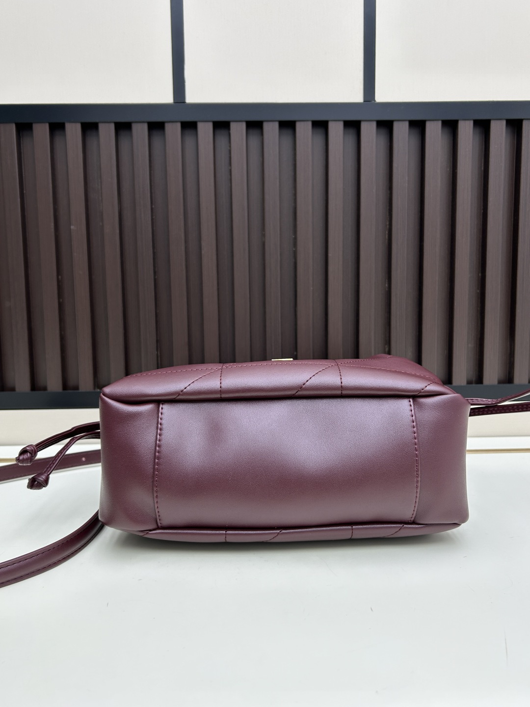 批270，340 👉小牛皮/古金🌈YSL 最新斜跨福袋迷你号出货了！福袋新尺寸好可爱，一起来种草吧。Jamie 4.3 large po设计师真的太懂消费者需要什么了吧🉑️很多托特包的设计都没法让颜值和实用性两者都兼得，但是！这只tote做到了！它包身轻，小巧可爱容量也是很OK哦。而且还很优雅！是有设计在线，且贵气满满的实用型tote，这是可以说的吗😍
尺寸：14.5&times;15.5&times;8cm，26-18-11cm