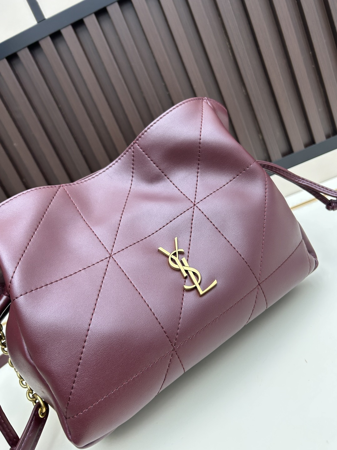 批270，340 👉小牛皮/古金🌈YSL 最新斜跨福袋迷你号出货了！福袋新尺寸好可爱，一起来种草吧。Jamie 4.3 large po设计师真的太懂消费者需要什么了吧🉑️很多托特包的设计都没法让颜值和实用性两者都兼得，但是！这只tote做到了！它包身轻，小巧可爱容量也是很OK哦。而且还很优雅！是有设计在线，且贵气满满的实用型tote，这是可以说的吗😍
尺寸：14.5&times;15.5&times;8cm，26-18-11cm