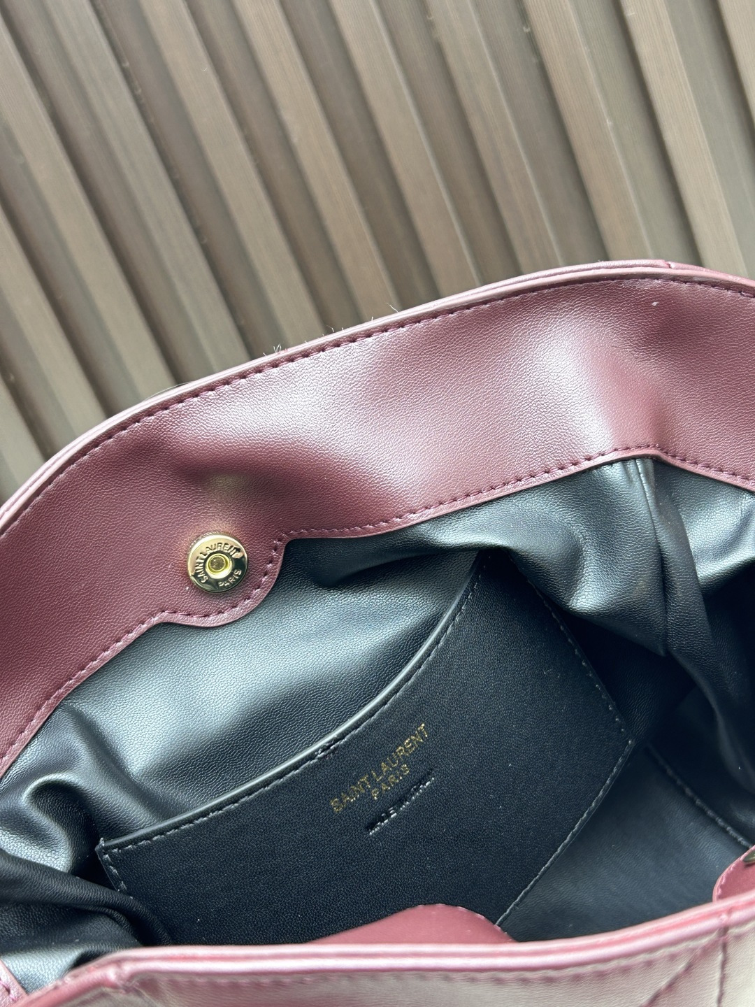 批270，340 👉小牛皮/古金🌈YSL 最新斜跨福袋迷你号出货了！福袋新尺寸好可爱，一起来种草吧。Jamie 4.3 large po设计师真的太懂消费者需要什么了吧🉑️很多托特包的设计都没法让颜值和实用性两者都兼得，但是！这只tote做到了！它包身轻，小巧可爱容量也是很OK哦。而且还很优雅！是有设计在线，且贵气满满的实用型tote，这是可以说的吗😍
尺寸：14.5&times;15.5&times;8cm，26-18-11cm