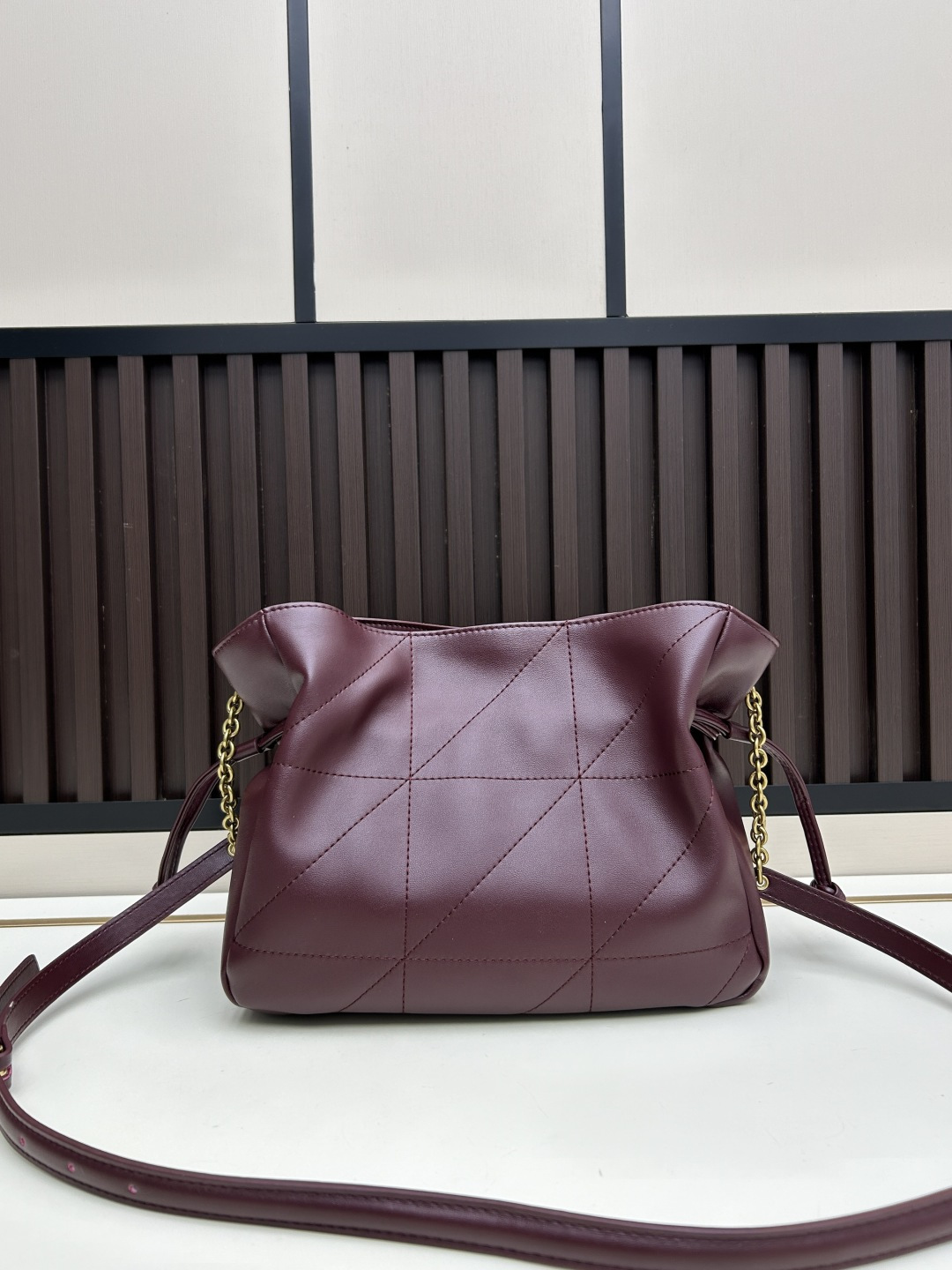 批270，340 👉小牛皮/古金🌈YSL 最新斜跨福袋迷你号出货了！福袋新尺寸好可爱，一起来种草吧。Jamie 4.3 large po设计师真的太懂消费者需要什么了吧🉑️很多托特包的设计都没法让颜值和实用性两者都兼得，但是！这只tote做到了！它包身轻，小巧可爱容量也是很OK哦。而且还很优雅！是有设计在线，且贵气满满的实用型tote，这是可以说的吗😍
尺寸：14.5&times;15.5&times;8cm，26-18-11cm