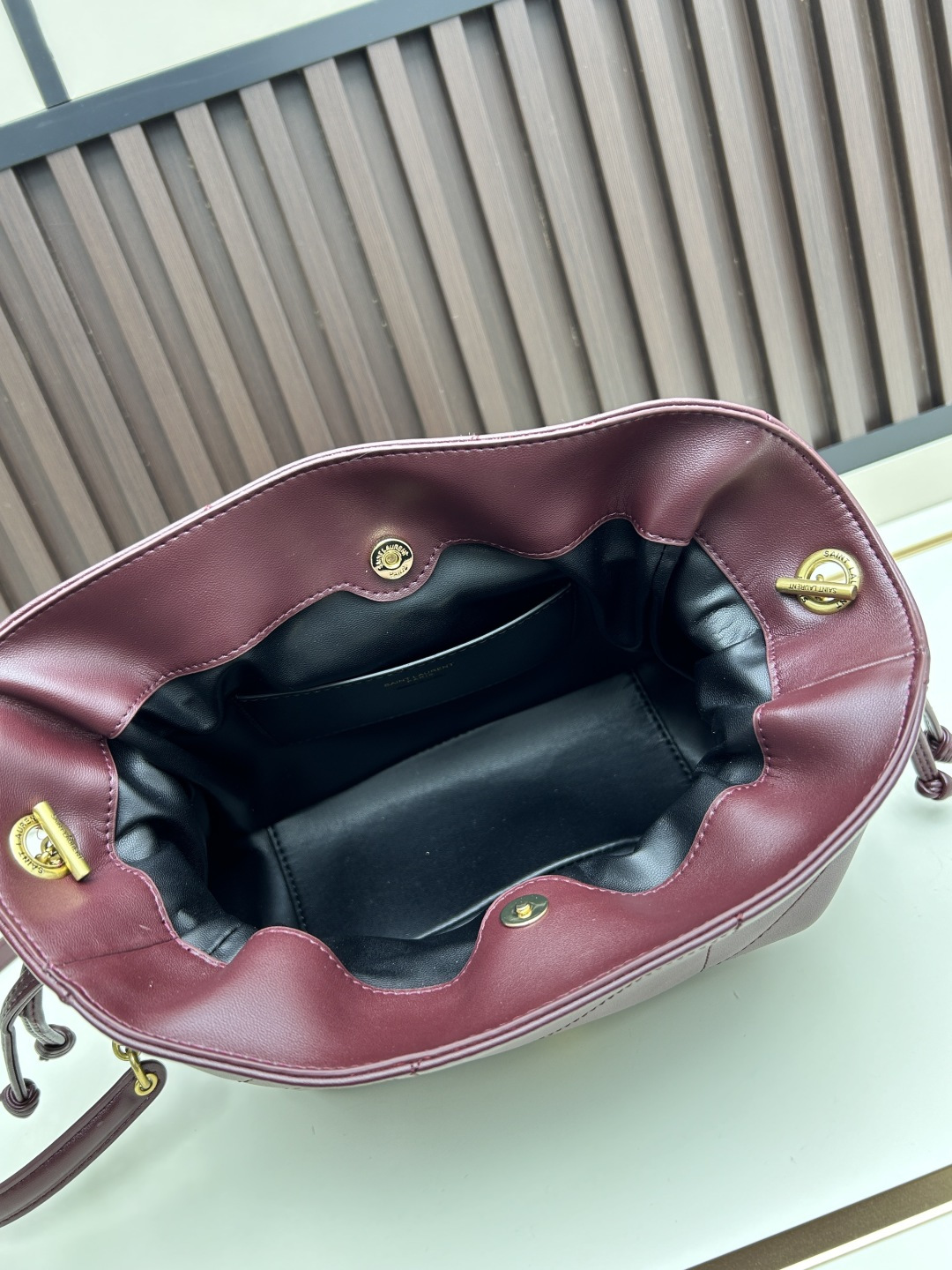 批270，340 👉小牛皮/古金🌈YSL 最新斜跨福袋迷你号出货了！福袋新尺寸好可爱，一起来种草吧。Jamie 4.3 large po设计师真的太懂消费者需要什么了吧🉑️很多托特包的设计都没法让颜值和实用性两者都兼得，但是！这只tote做到了！它包身轻，小巧可爱容量也是很OK哦。而且还很优雅！是有设计在线，且贵气满满的实用型tote，这是可以说的吗😍
尺寸：14.5&times;15.5&times;8cm，26-18-11cm