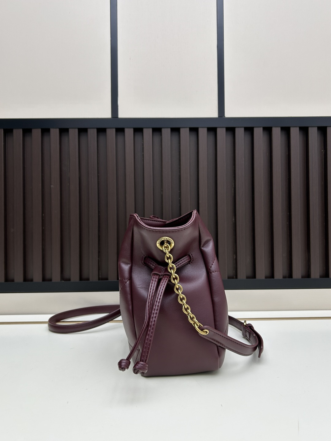 批270，340 👉小牛皮/古金🌈YSL 最新斜跨福袋迷你号出货了！福袋新尺寸好可爱，一起来种草吧。Jamie 4.3 large po设计师真的太懂消费者需要什么了吧🉑️很多托特包的设计都没法让颜值和实用性两者都兼得，但是！这只tote做到了！它包身轻，小巧可爱容量也是很OK哦。而且还很优雅！是有设计在线，且贵气满满的实用型tote，这是可以说的吗😍
尺寸：14.5&times;15.5&times;8cm，26-18-11cm