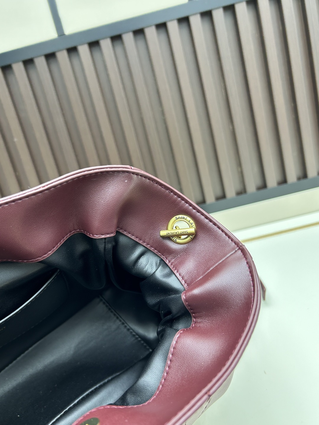 批270，340 👉小牛皮/古金🌈YSL 最新斜跨福袋迷你号出货了！福袋新尺寸好可爱，一起来种草吧。Jamie 4.3 large po设计师真的太懂消费者需要什么了吧🉑️很多托特包的设计都没法让颜值和实用性两者都兼得，但是！这只tote做到了！它包身轻，小巧可爱容量也是很OK哦。而且还很优雅！是有设计在线，且贵气满满的实用型tote，这是可以说的吗😍
尺寸：14.5&times;15.5&times;8cm，26-18-11cm