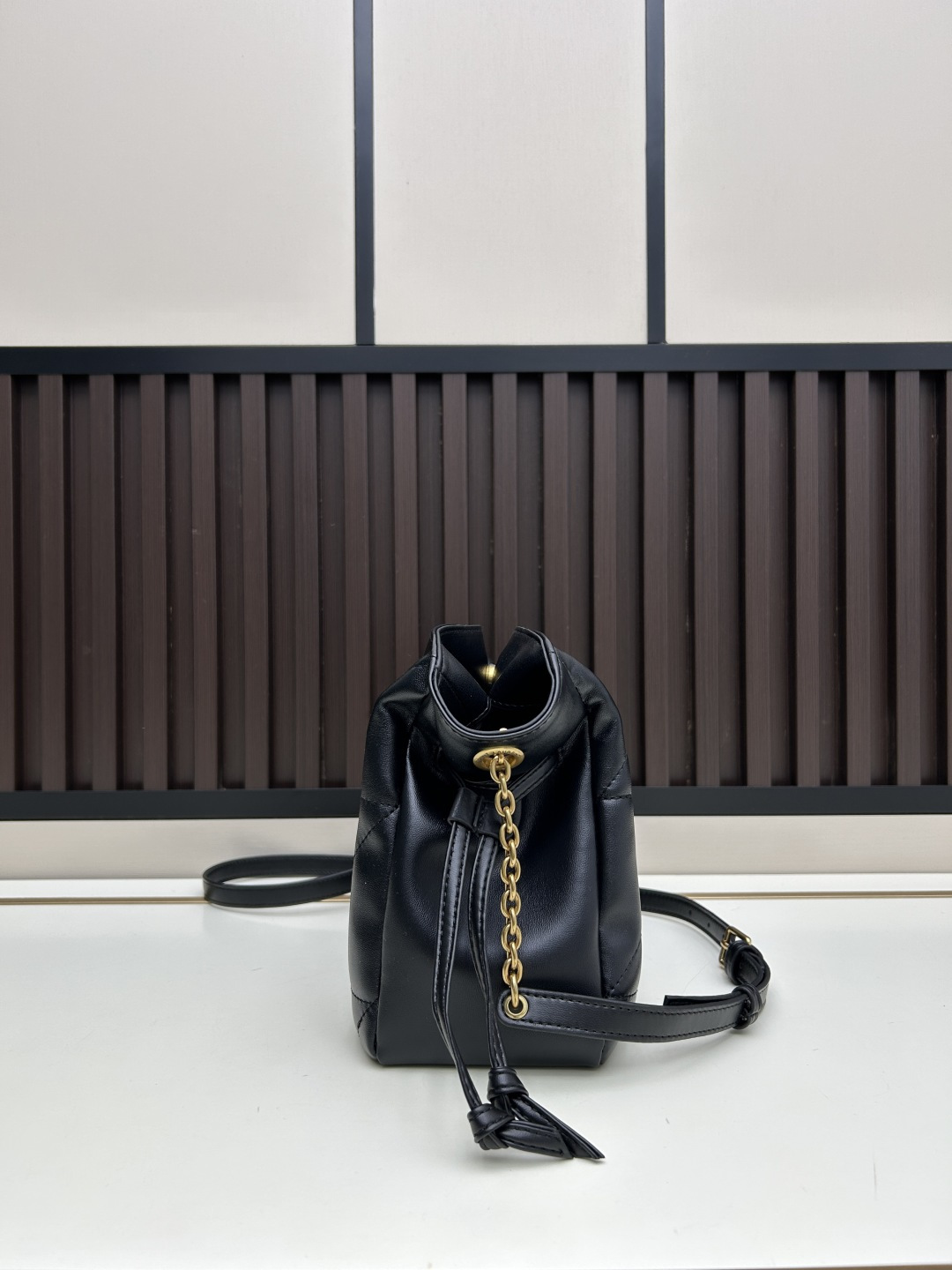 批230 新款小福袋Jamie斜挎包！！！JAMIE肩背包饰以LE CASSANDRE和CARRE RIVE GAUCHE明缝线这款轻便小巧的手袋搭配链条肩带，可斜挎携带。抽绳系带可将两侧收紧或展开，打造不同廓形。
尺寸：26 x18 x12.5cm 