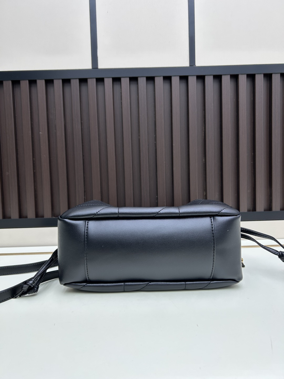 批230 新款小福袋Jamie斜挎包！！！JAMIE肩背包饰以LE CASSANDRE和CARRE RIVE GAUCHE明缝线这款轻便小巧的手袋搭配链条肩带，可斜挎携带。抽绳系带可将两侧收紧或展开，打造不同廓形。
尺寸：26 x18 x12.5cm 