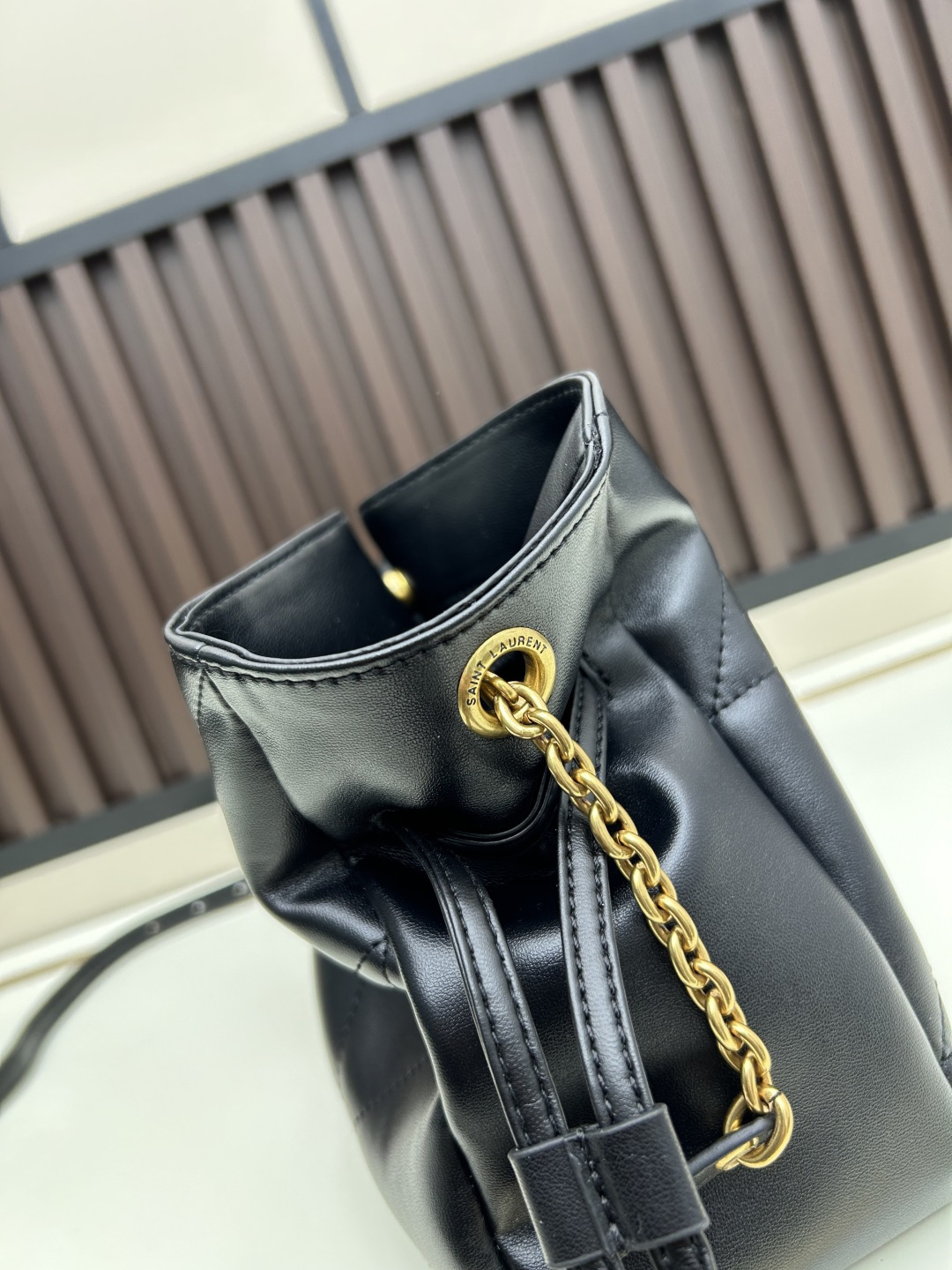 批230 新款小福袋Jamie斜挎包！！！JAMIE肩背包饰以LE CASSANDRE和CARRE RIVE GAUCHE明缝线这款轻便小巧的手袋搭配链条肩带，可斜挎携带。抽绳系带可将两侧收紧或展开，打造不同廓形。
尺寸：26 x18 x12.5cm 