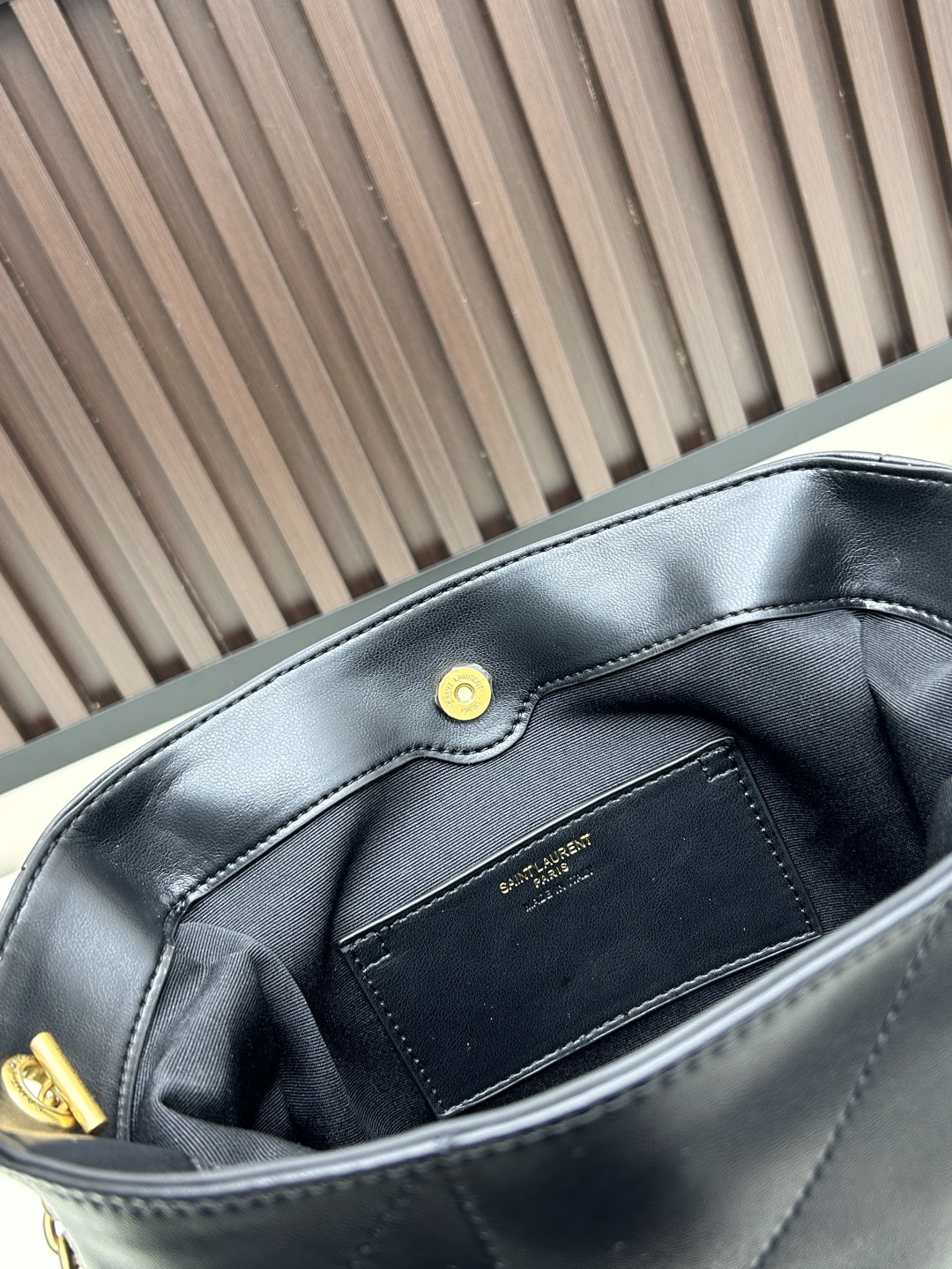 批230 新款小福袋Jamie斜挎包！！！JAMIE肩背包饰以LE CASSANDRE和CARRE RIVE GAUCHE明缝线这款轻便小巧的手袋搭配链条肩带，可斜挎携带。抽绳系带可将两侧收紧或展开，打造不同廓形。
尺寸：26 x18 x12.5cm 