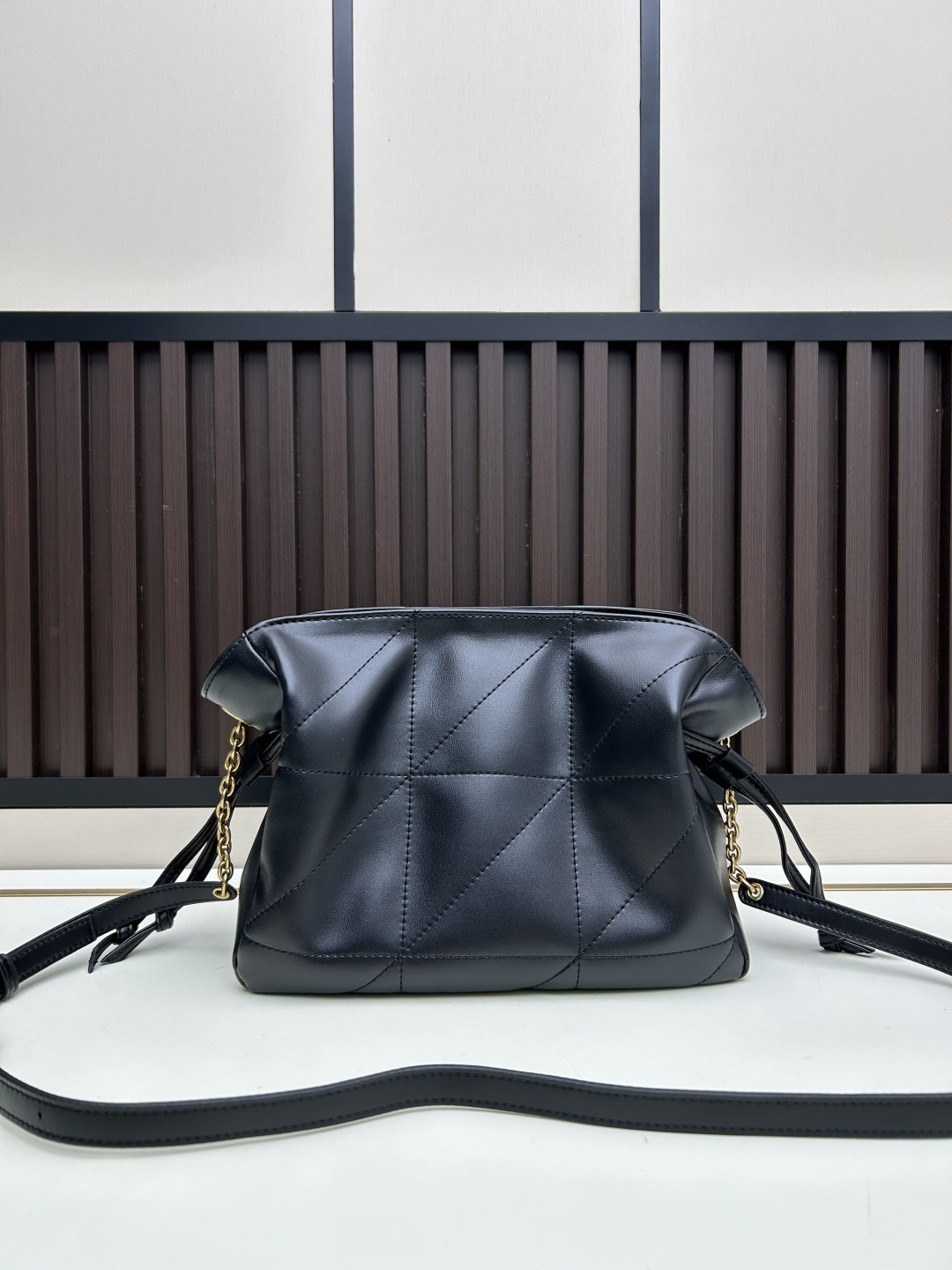 批230 新款小福袋Jamie斜挎包！！！JAMIE肩背包饰以LE CASSANDRE和CARRE RIVE GAUCHE明缝线这款轻便小巧的手袋搭配链条肩带，可斜挎携带。抽绳系带可将两侧收紧或展开，打造不同廓形。
尺寸：26 x18 x12.5cm 