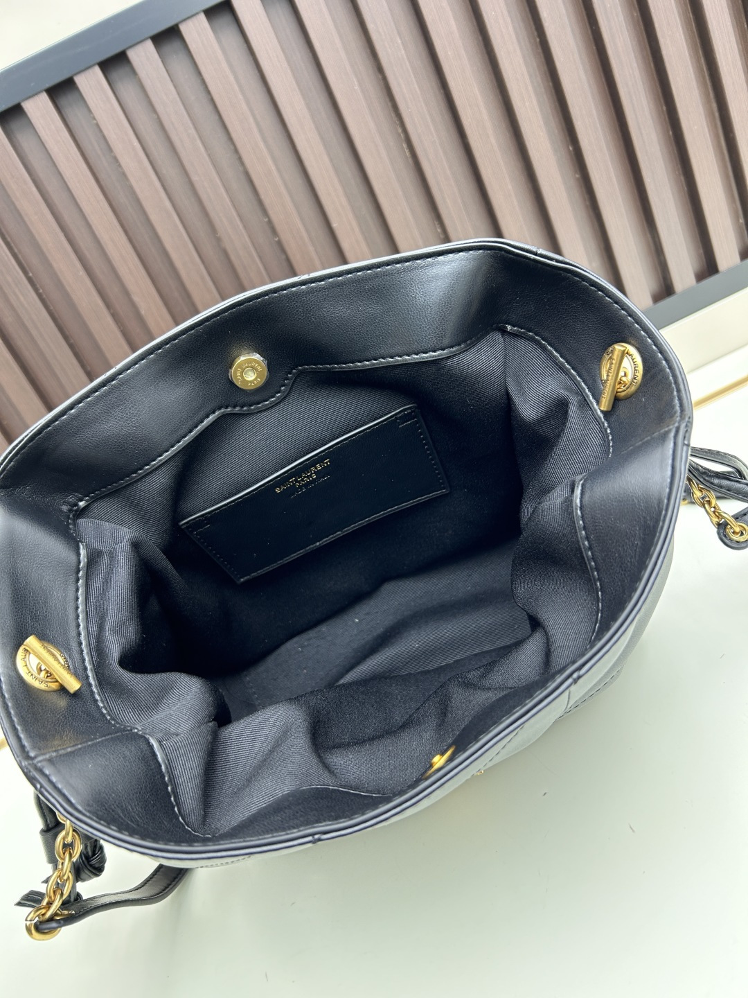 批230 新款小福袋Jamie斜挎包！！！JAMIE肩背包饰以LE CASSANDRE和CARRE RIVE GAUCHE明缝线这款轻便小巧的手袋搭配链条肩带，可斜挎携带。抽绳系带可将两侧收紧或展开，打造不同廓形。
尺寸：26 x18 x12.5cm 