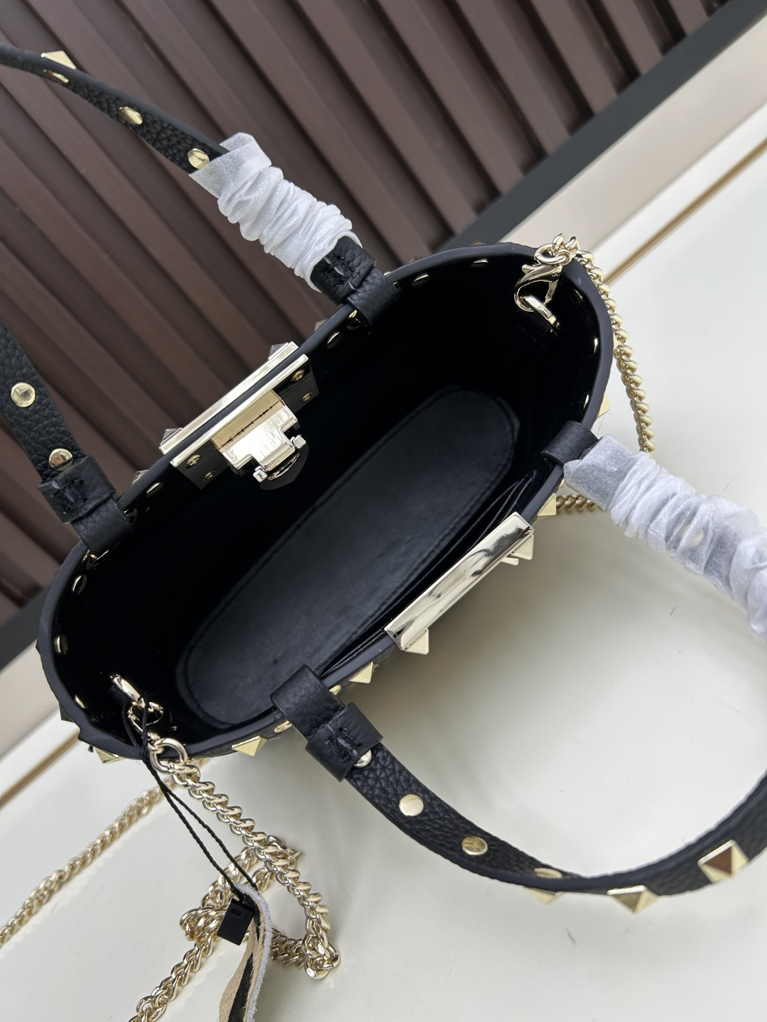 马毛新品上架VALENTNO GARAVANI ROCKSTUD 迷你粒面小牛皮手袋 这款手袋配有手提柄