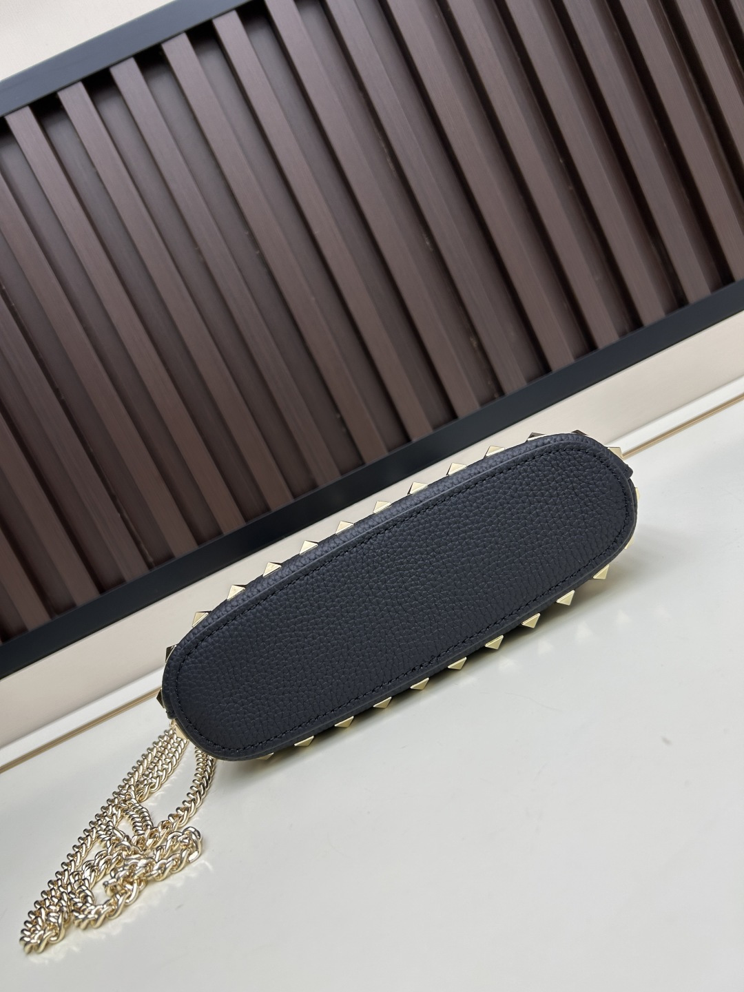 马毛新品上架VALENTNO GARAVANI ROCKSTUD 迷你粒面小牛皮手袋 这款手袋配有手提柄