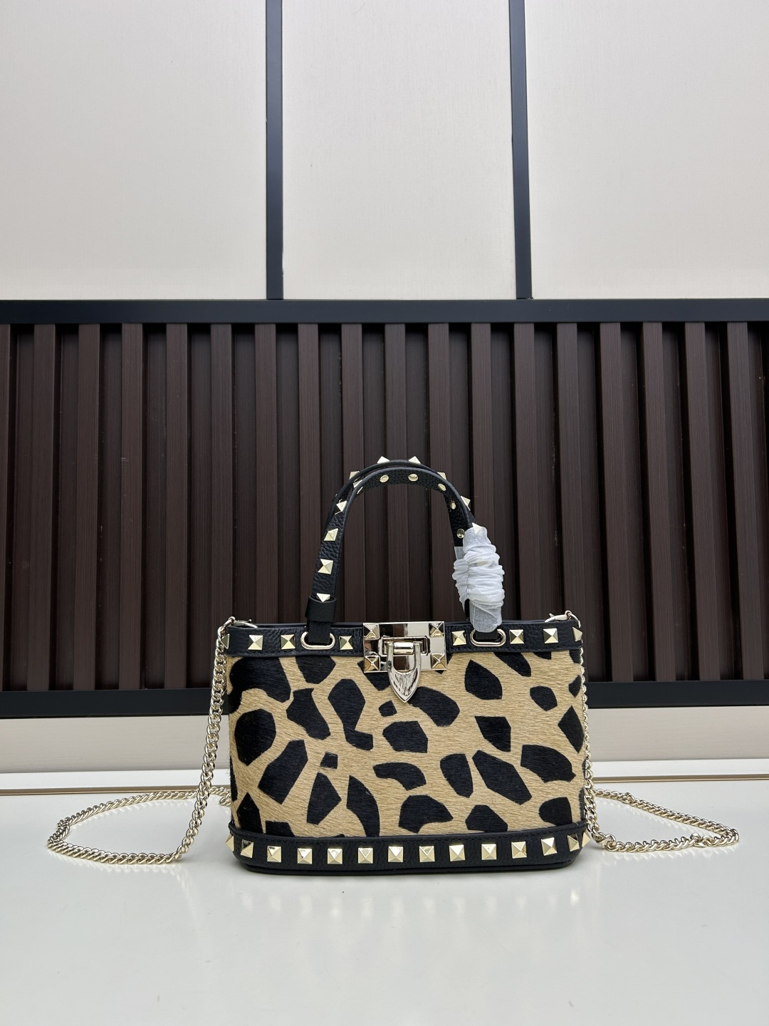 马毛新品上架VALENTNO GARAVANI ROCKSTUD 迷你粒面小牛皮手袋 这款手袋配有手提柄