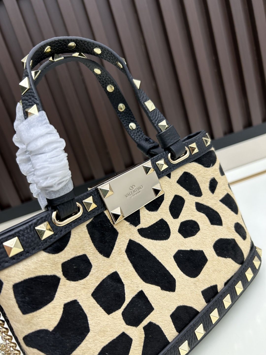 马毛新品上架VALENTNO GARAVANI ROCKSTUD 迷你粒面小牛皮手袋 这款手袋配有手提柄