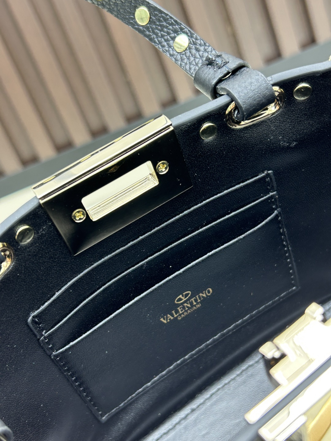 马毛新品上架VALENTNO GARAVANI ROCKSTUD 迷你粒面小牛皮手袋 这款手袋配有手提柄