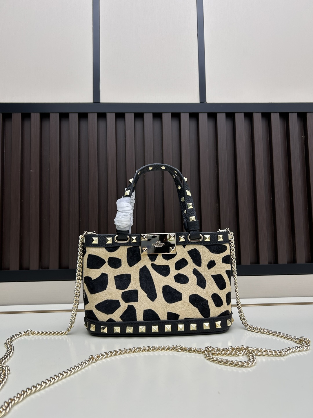 马毛新品上架VALENTNO GARAVANI ROCKSTUD 迷你粒面小牛皮手袋 这款手袋配有手提柄