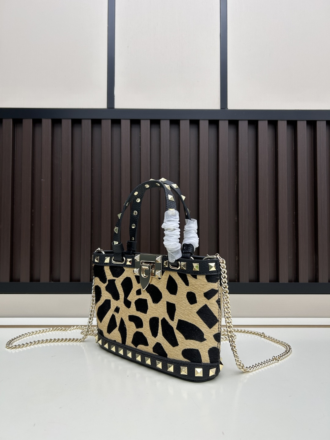 马毛新品上架VALENTNO GARAVANI ROCKSTUD 迷你粒面小牛皮手袋 这款手袋配有手提柄