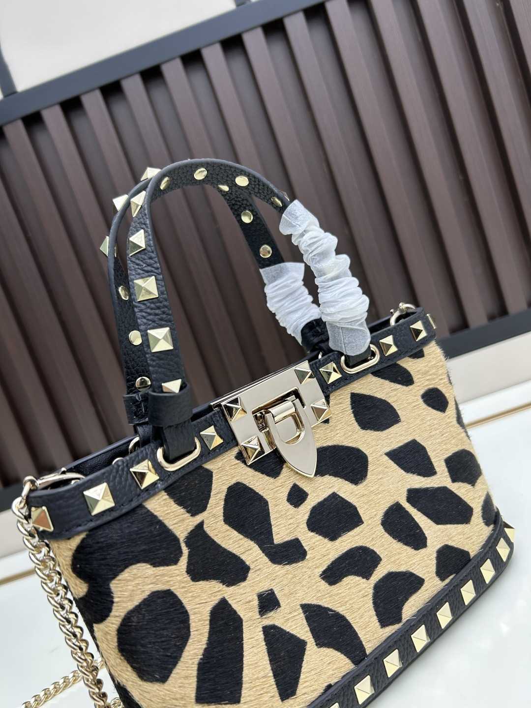 马毛新品上架VALENTNO GARAVANI ROCKSTUD 迷你粒面小牛皮手袋 这款手袋配有手提柄