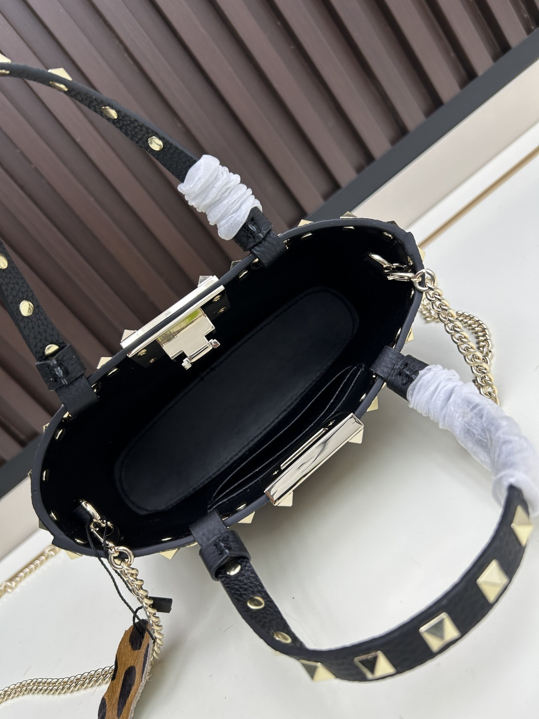 马毛新品上架VALENTNO GARAVANI ROCKSTUD 迷你粒面小牛皮手袋 这款手袋配有手提柄