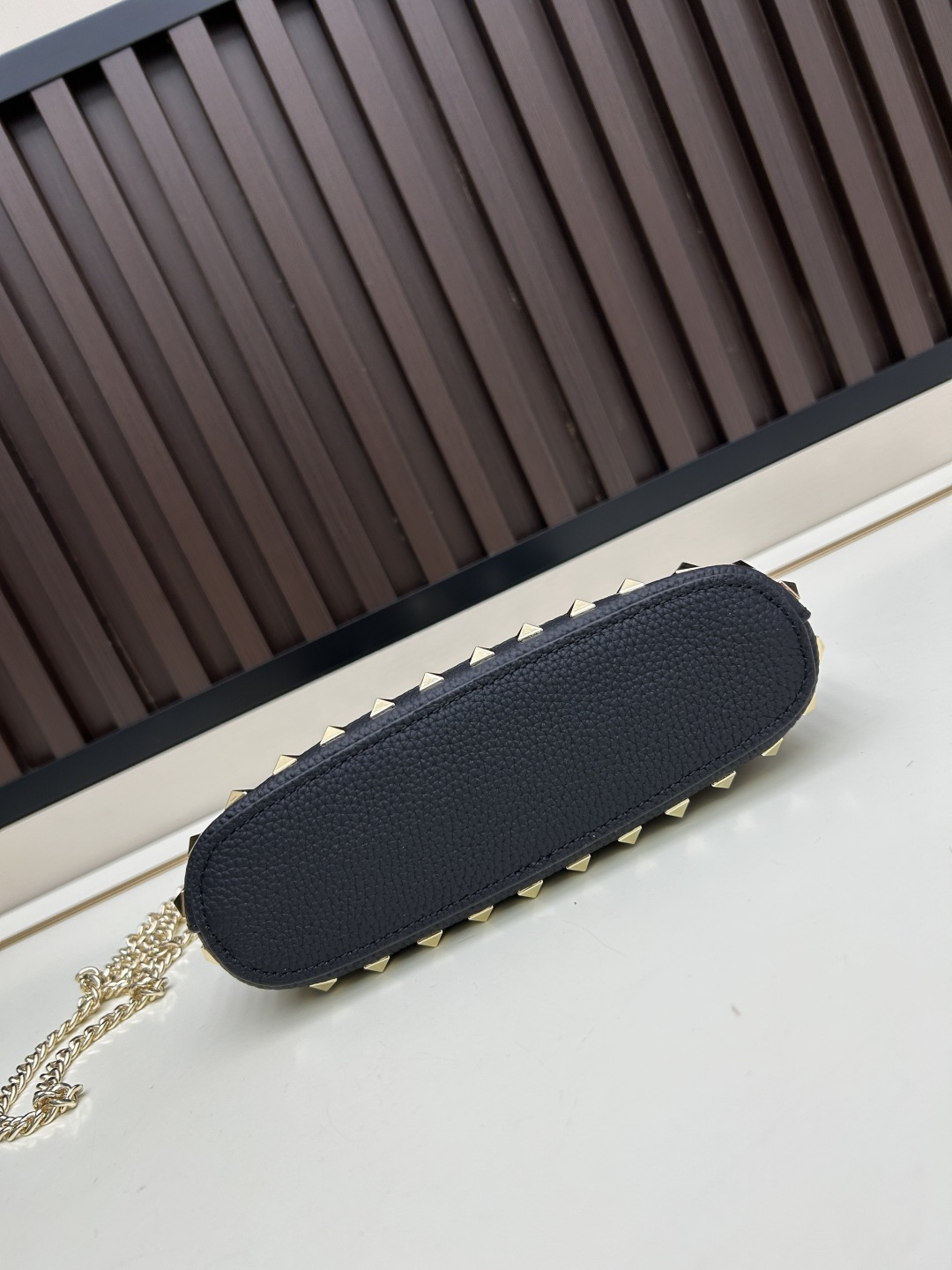 马毛新品上架VALENTNO GARAVANI ROCKSTUD 迷你粒面小牛皮手袋 这款手袋配有手提柄