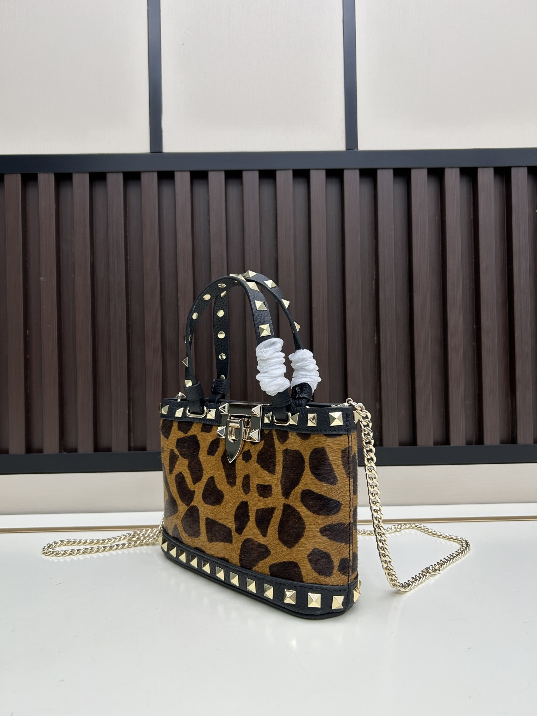 马毛新品上架VALENTNO GARAVANI ROCKSTUD 迷你粒面小牛皮手袋 这款手袋配有手提柄