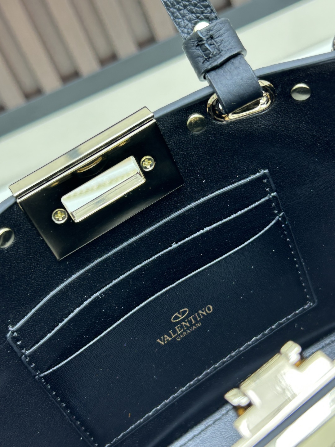 马毛新品上架VALENTNO GARAVANI ROCKSTUD 迷你粒面小牛皮手袋 这款手袋配有手提柄